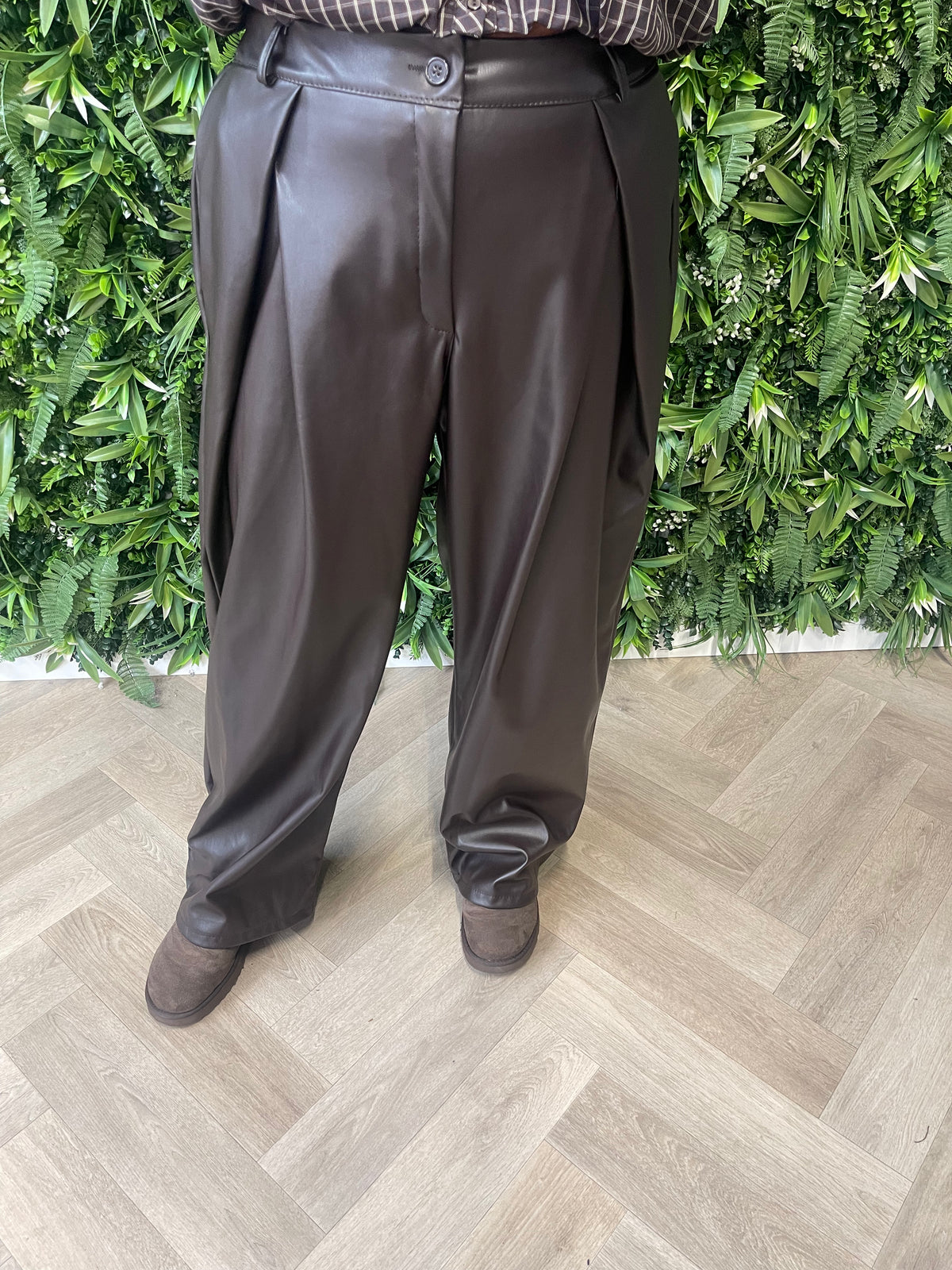 Leatherlook broek met plooi donkerbruin