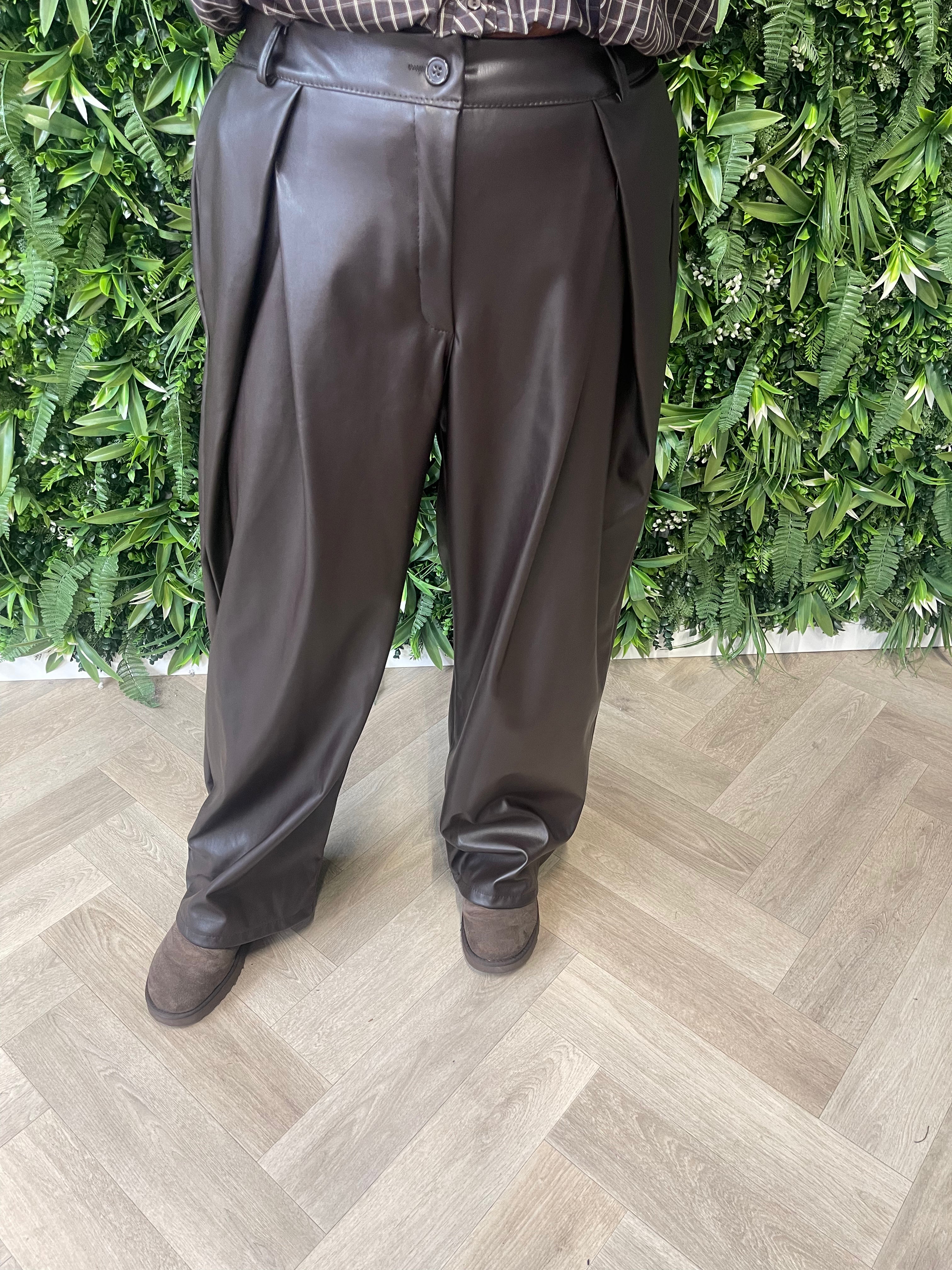 Leatherlook broek met plooi donkerbruin