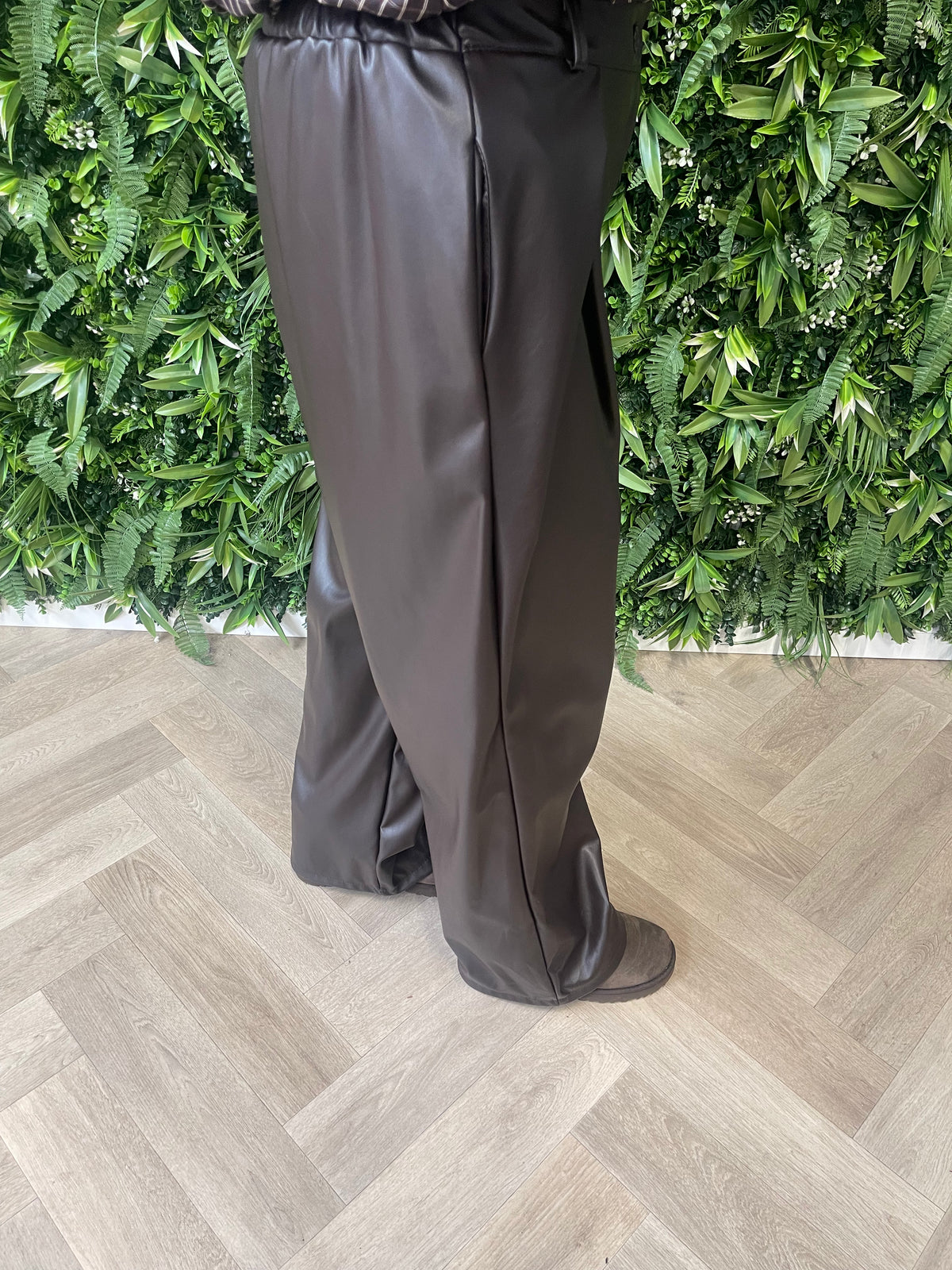 Leatherlook broek met plooi donkerbruin