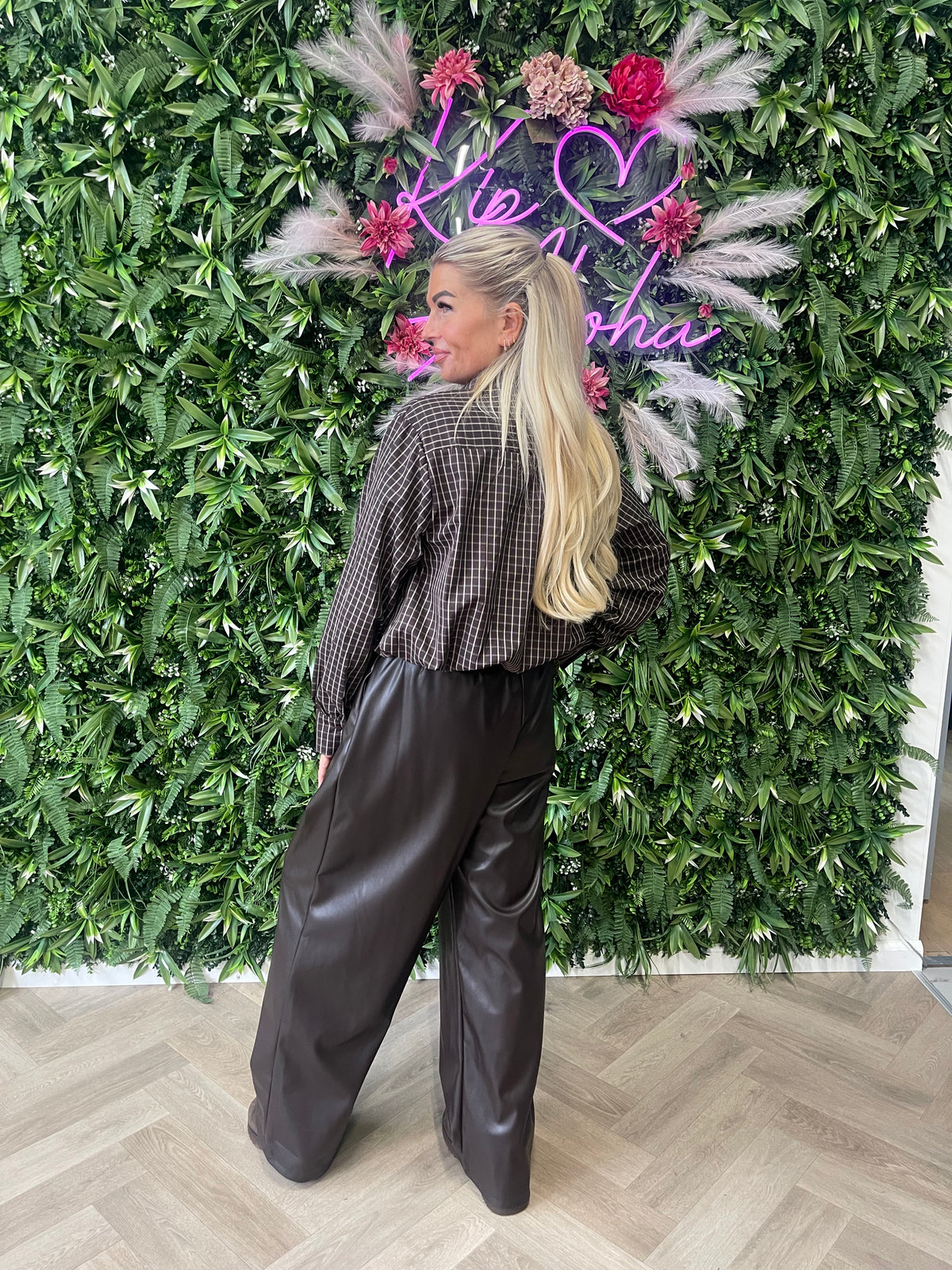 Leatherlook broek met plooi donkerbruin