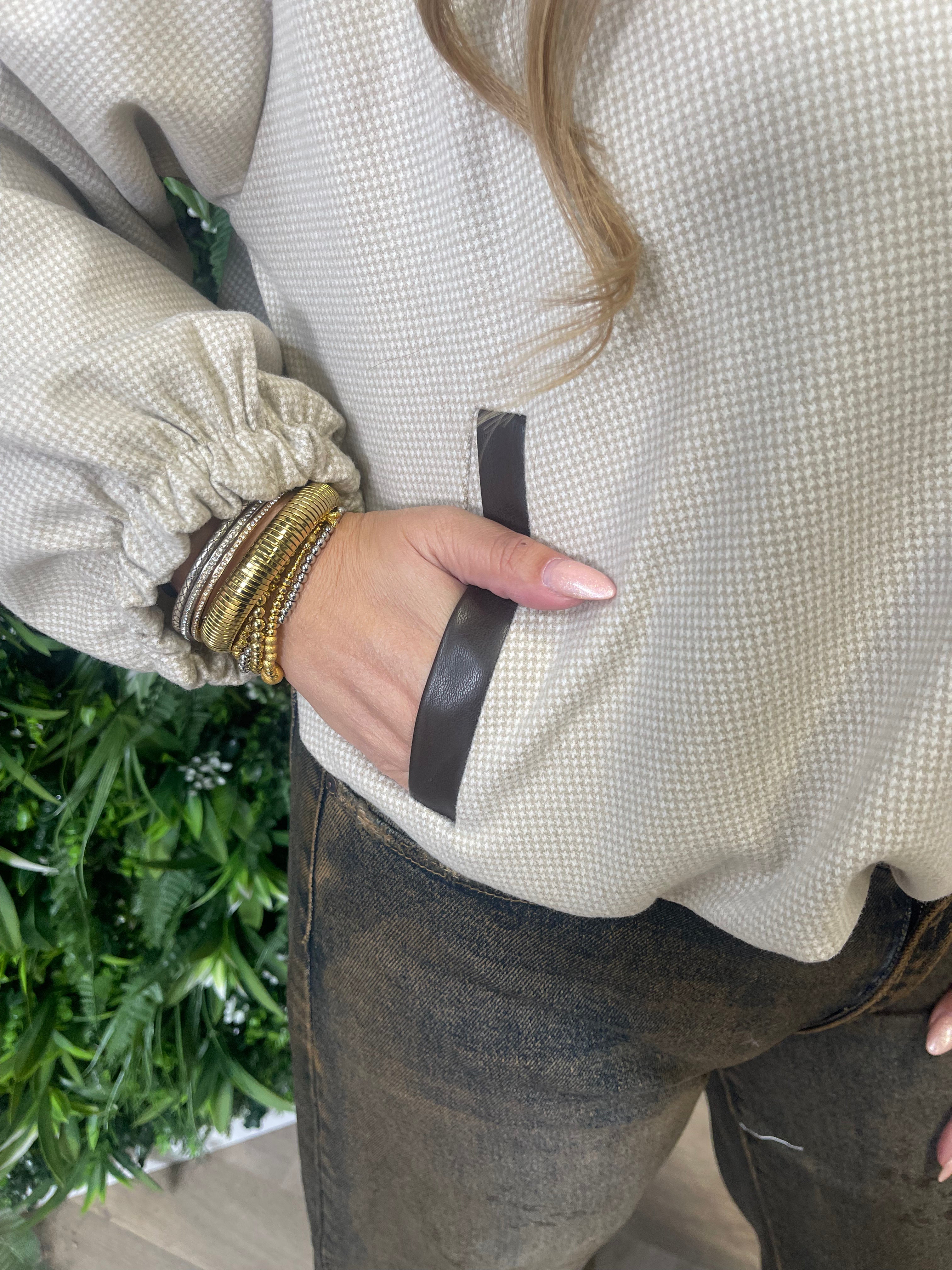 Korte bomber leatherlook details creme