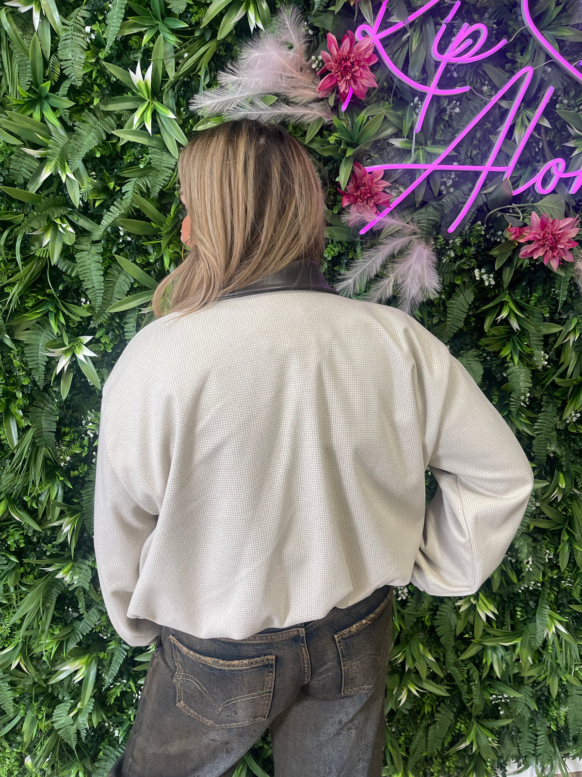 Korte bomber leatherlook details creme