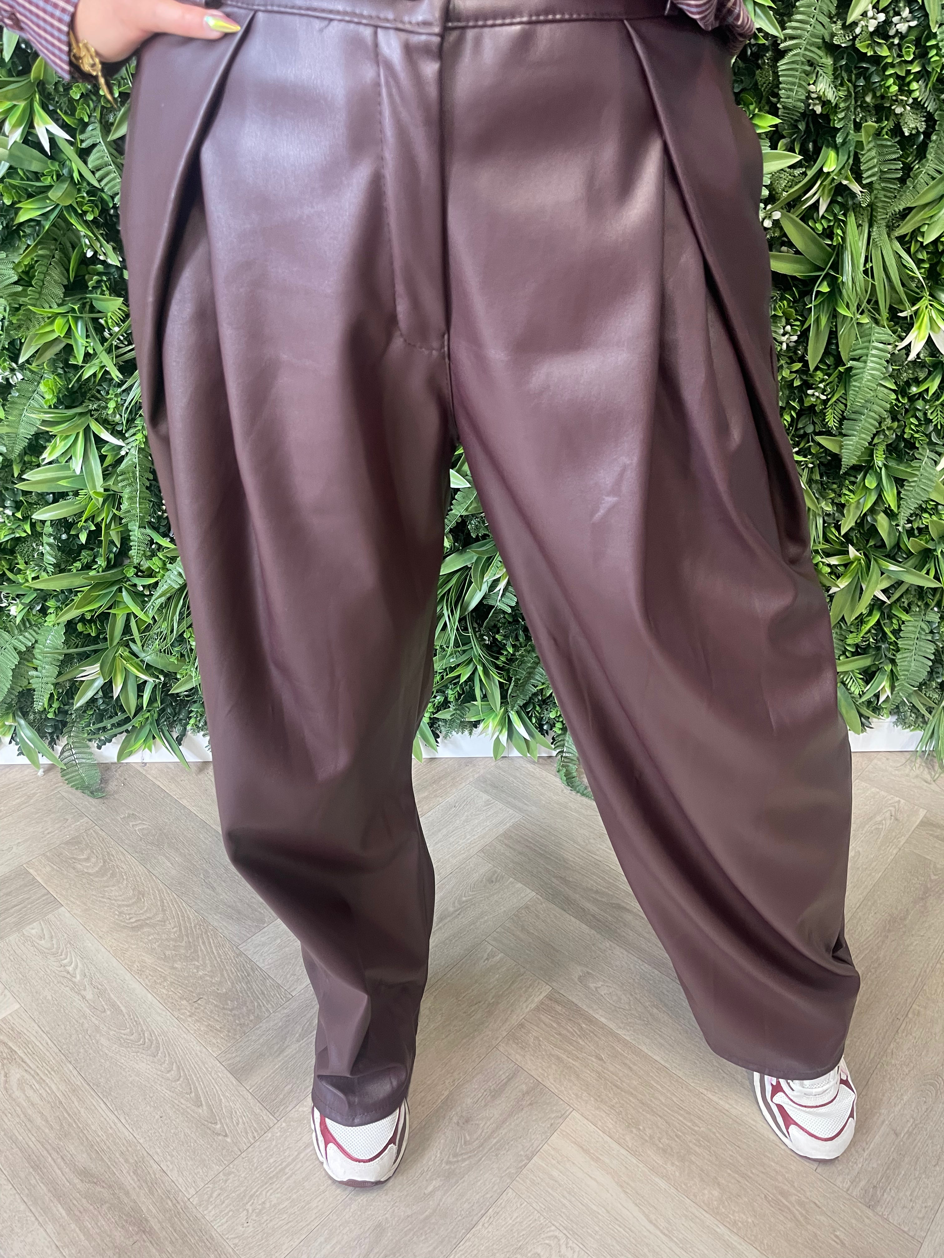 Leatherlook broek met plooi aubergine
