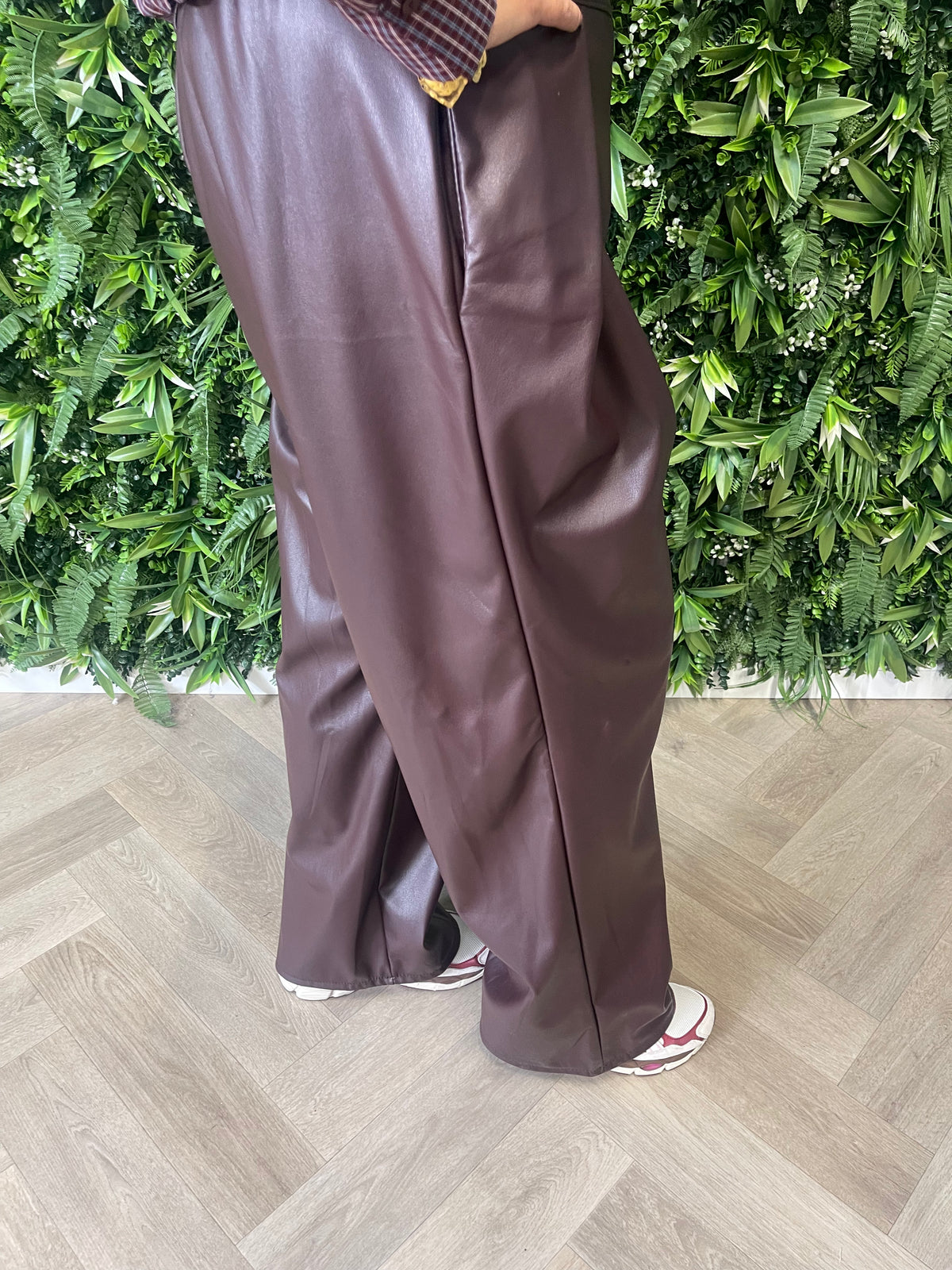 Leatherlook broek met plooi aubergine
