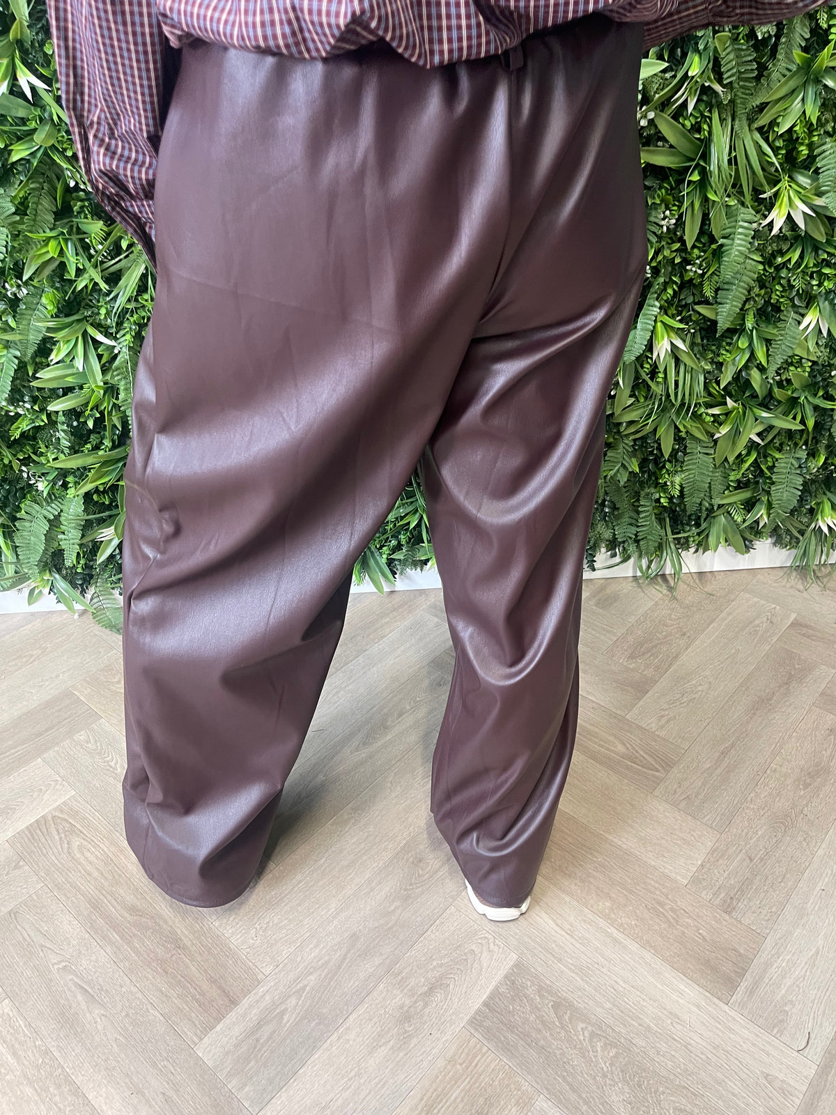 Leatherlook broek met plooi aubergine
