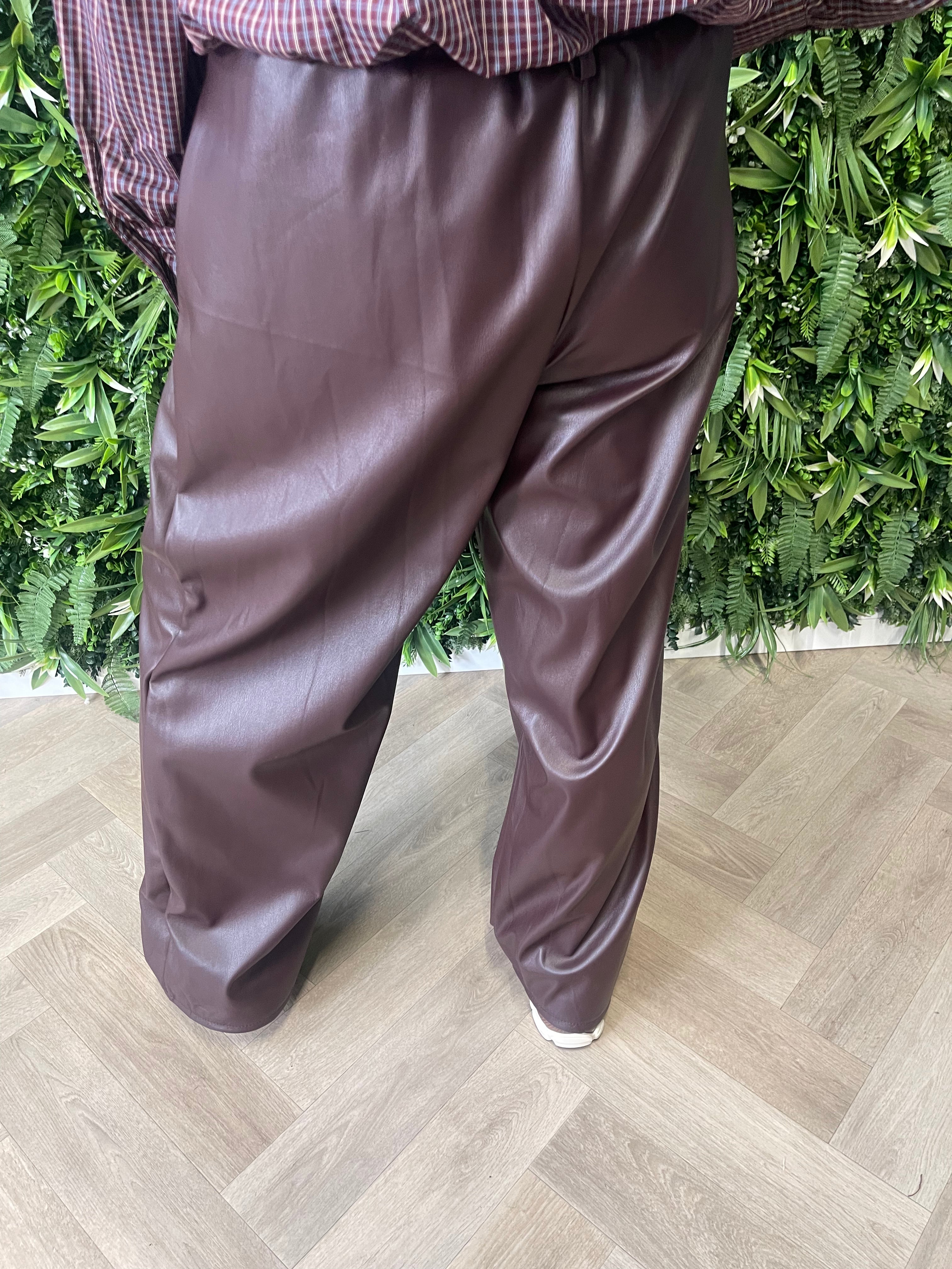 Leatherlook broek met plooi aubergine