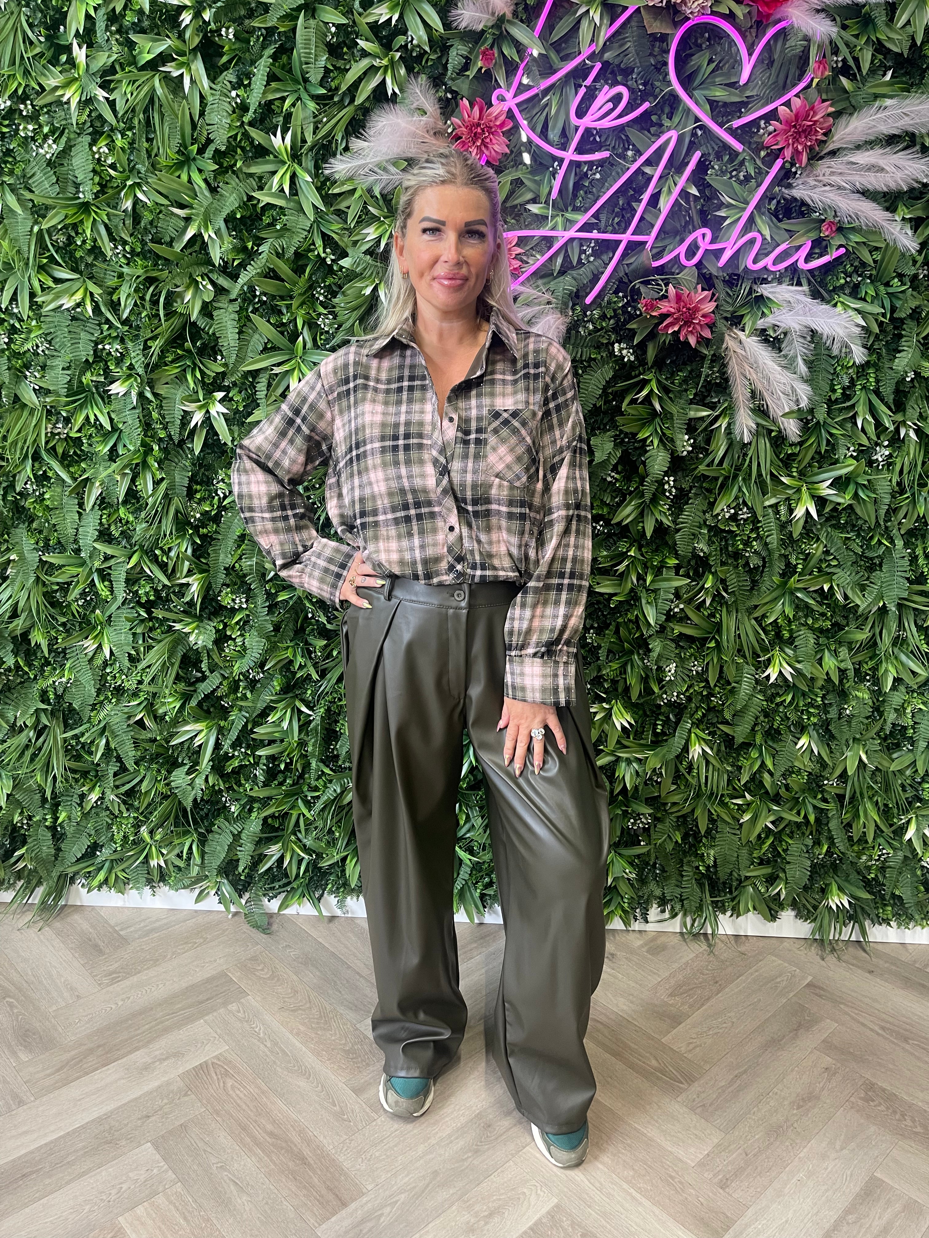 Leatherlook broek met plooi legergroen