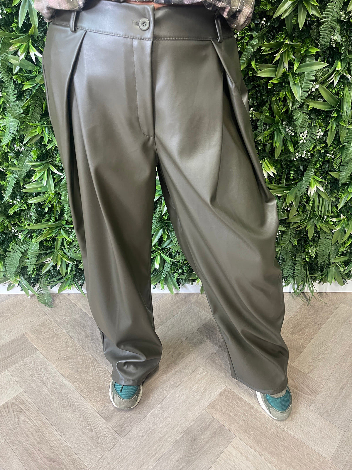 Leatherlook broek met plooi legergroen