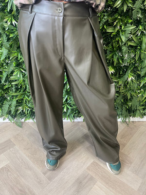 Leatherlook broek met plooi legergroen
