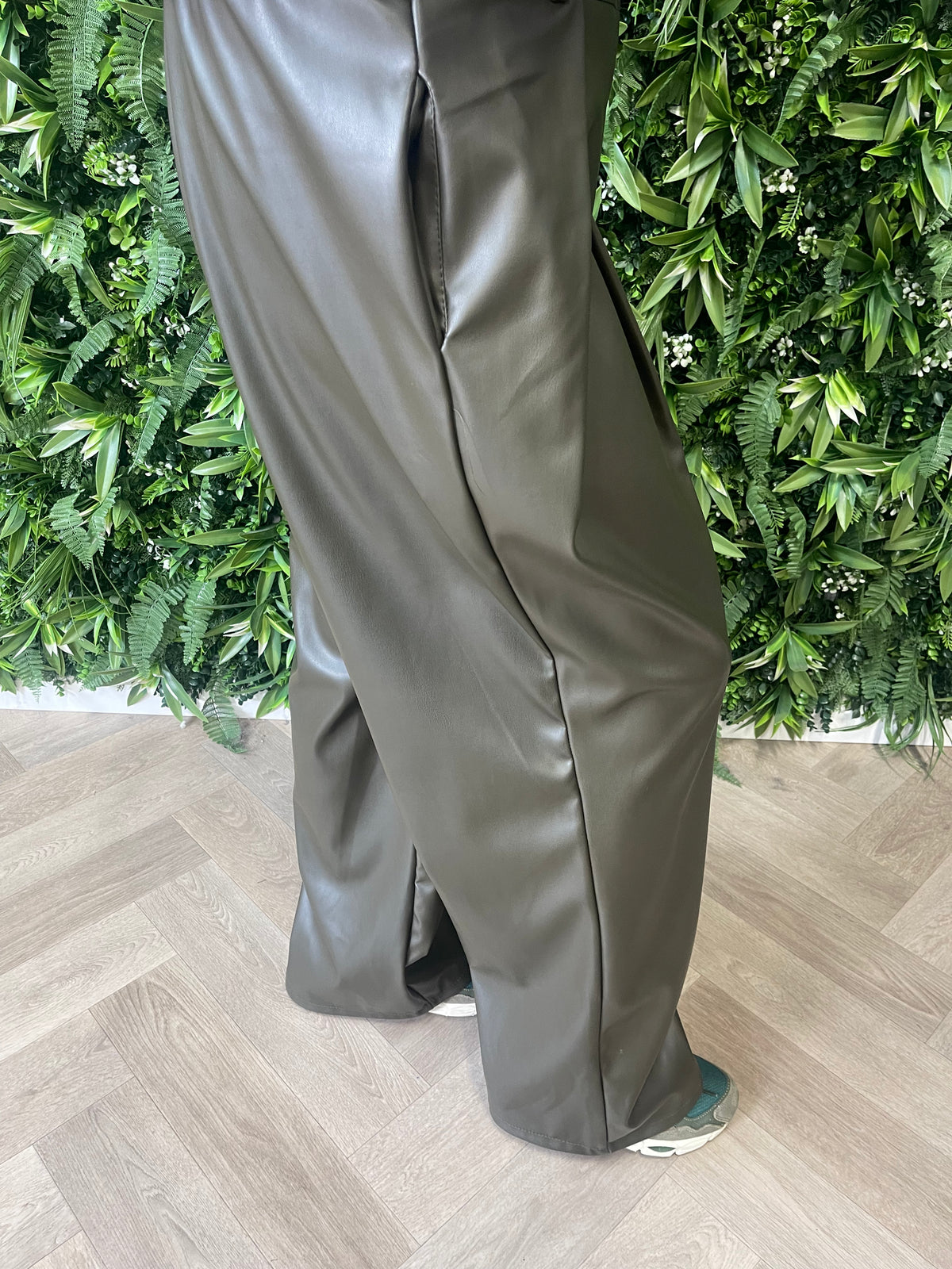 Leatherlook broek met plooi legergroen