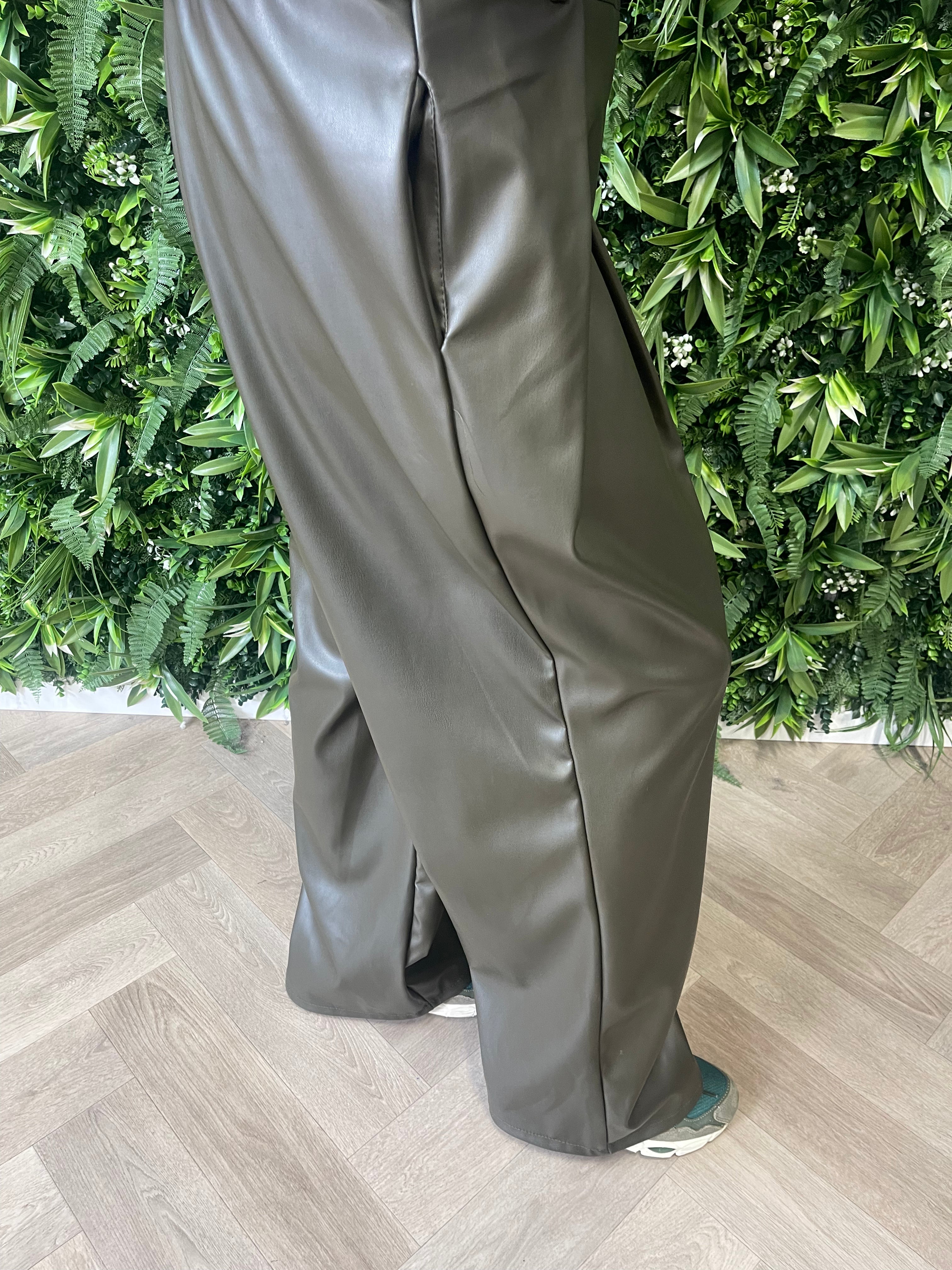 Leatherlook broek met plooi legergroen