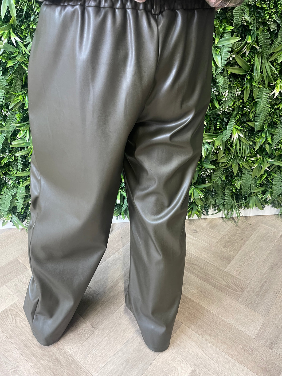 Leatherlook broek met plooi legergroen