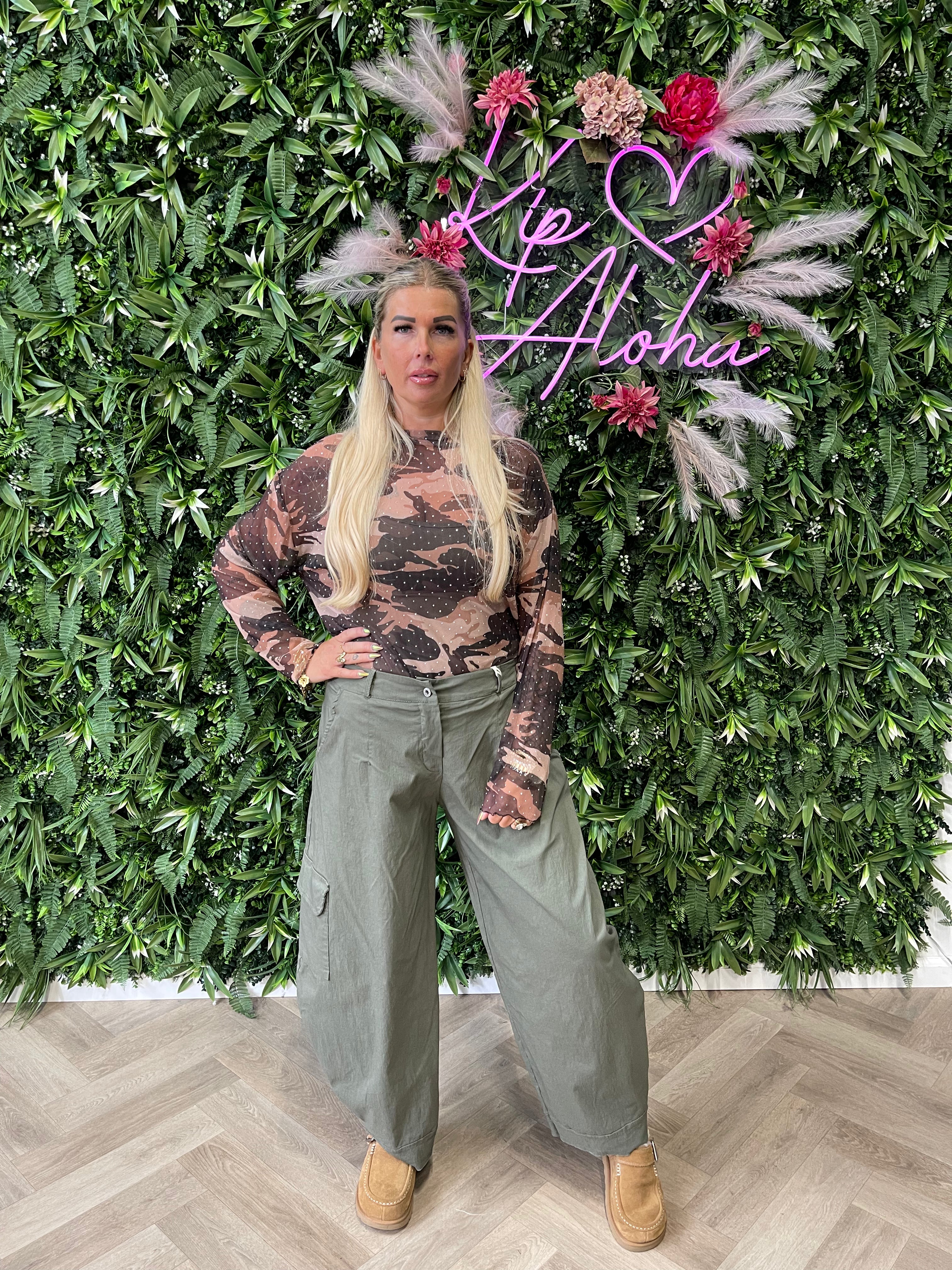 Mesh top strass print army zwart