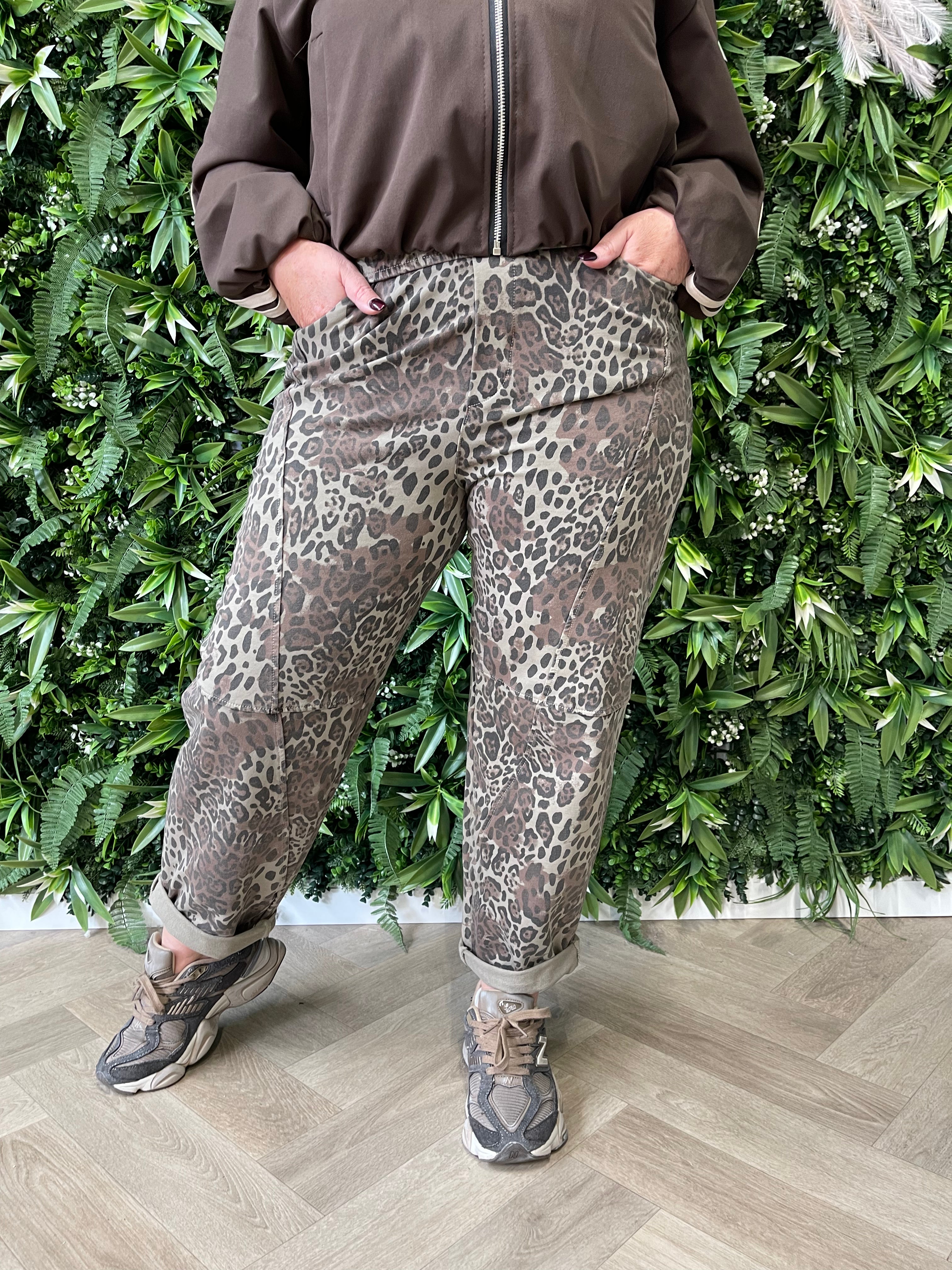 Jogger met naad panterprint taupe