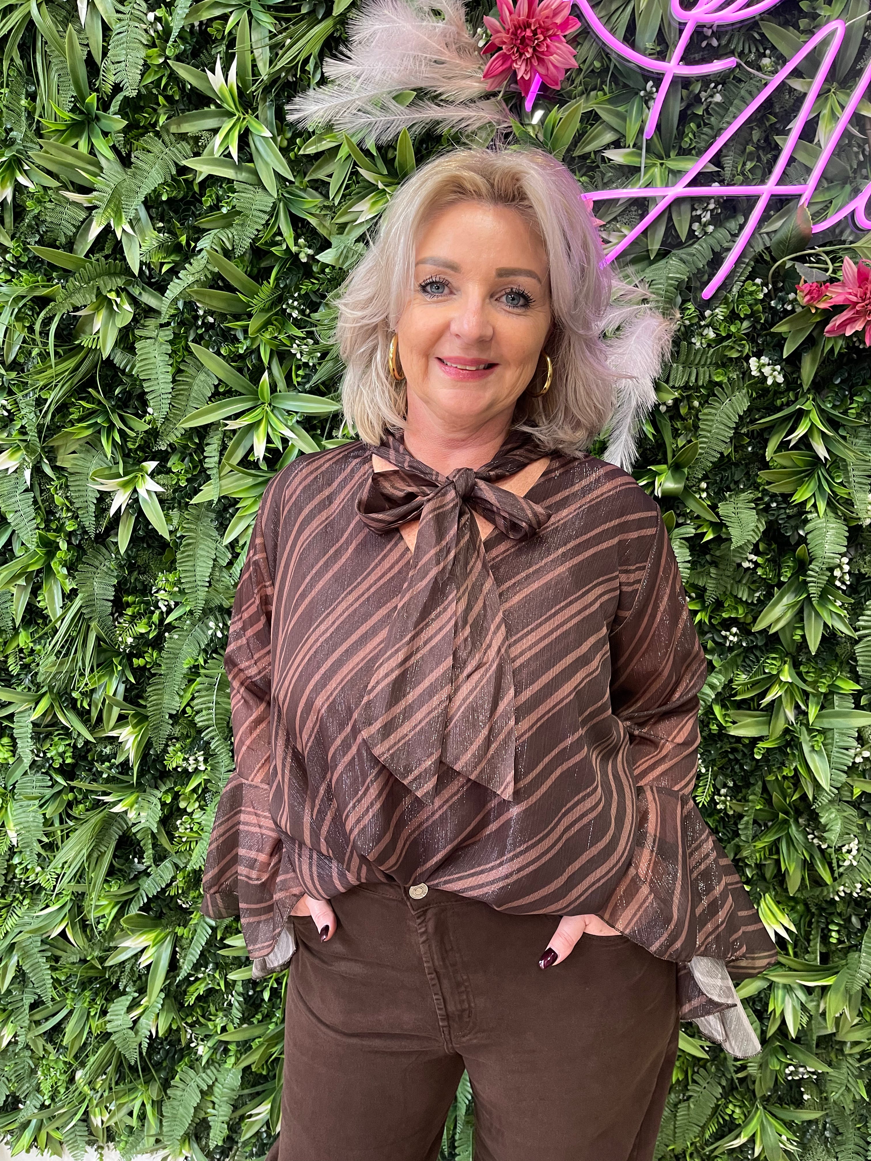 Blouse trompetmouwen print donkerbruin