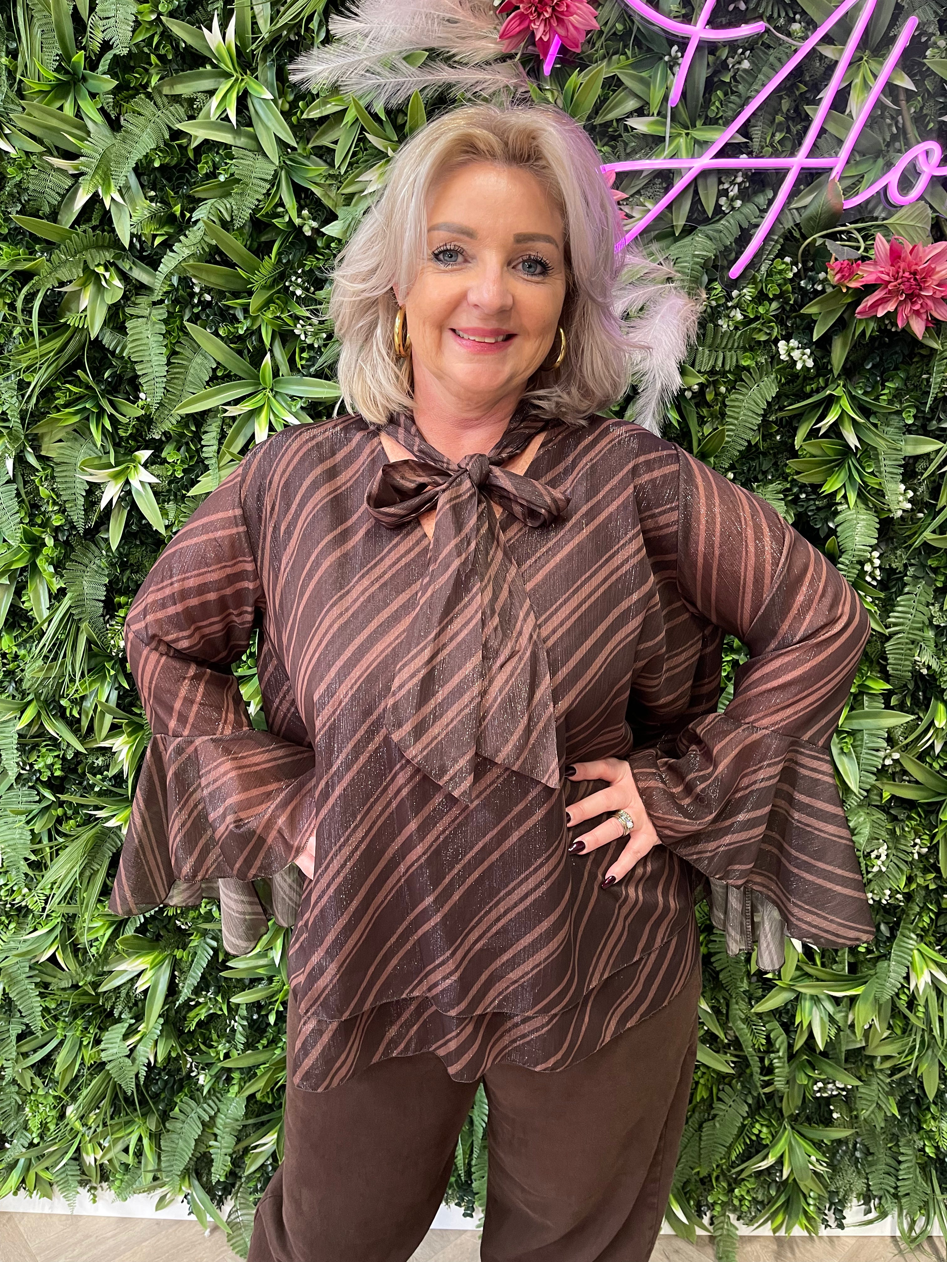 Blouse trompetmouwen print donkerbruin