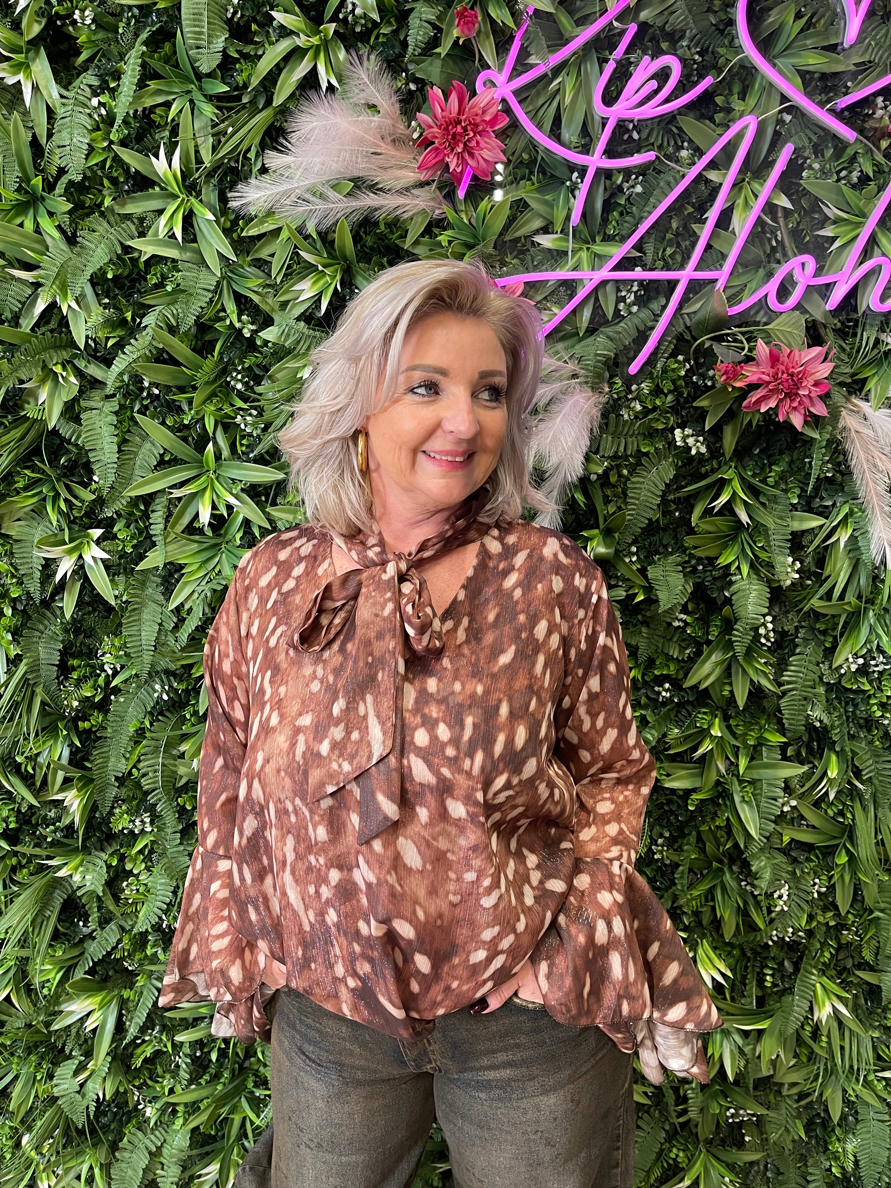 Blouse trompetmouwen print lichtbruin