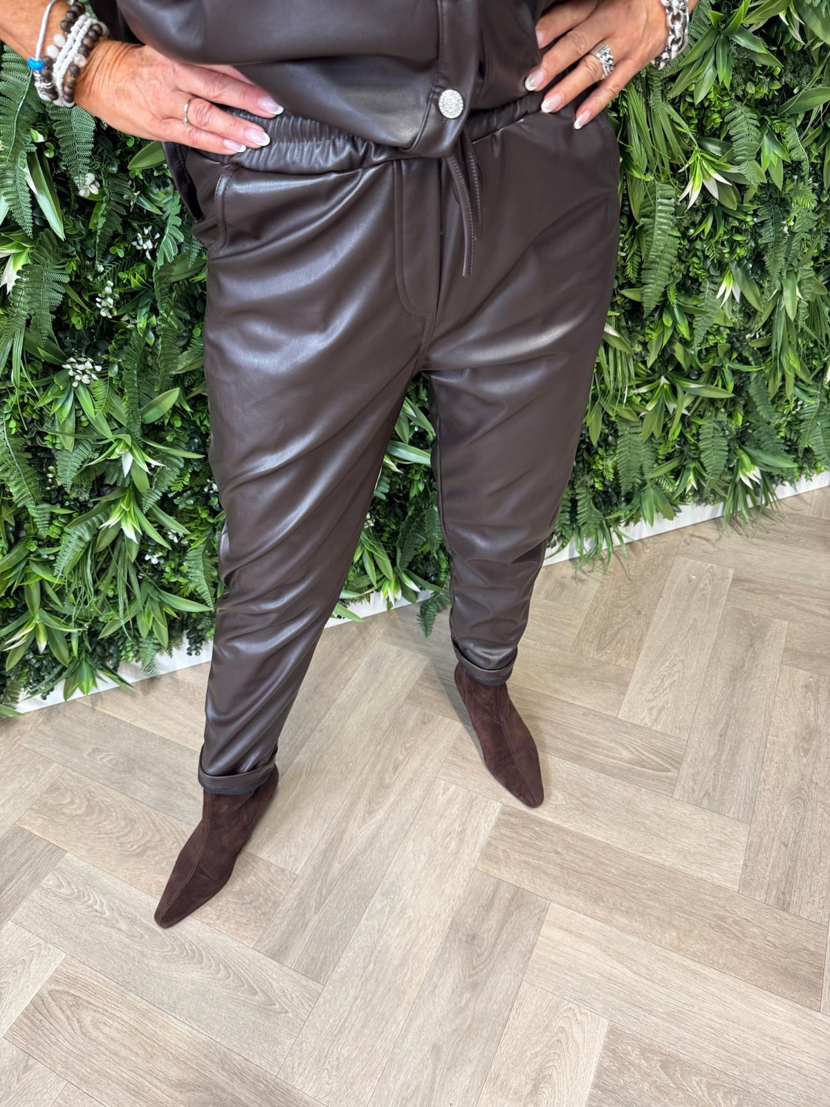 Tweedelig leatherlook set donkerbruin