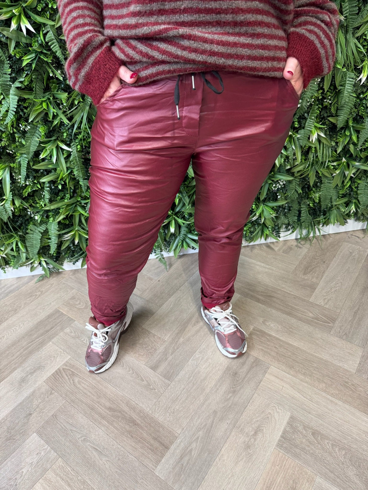 Stretchbroek leatherlook bordeaux