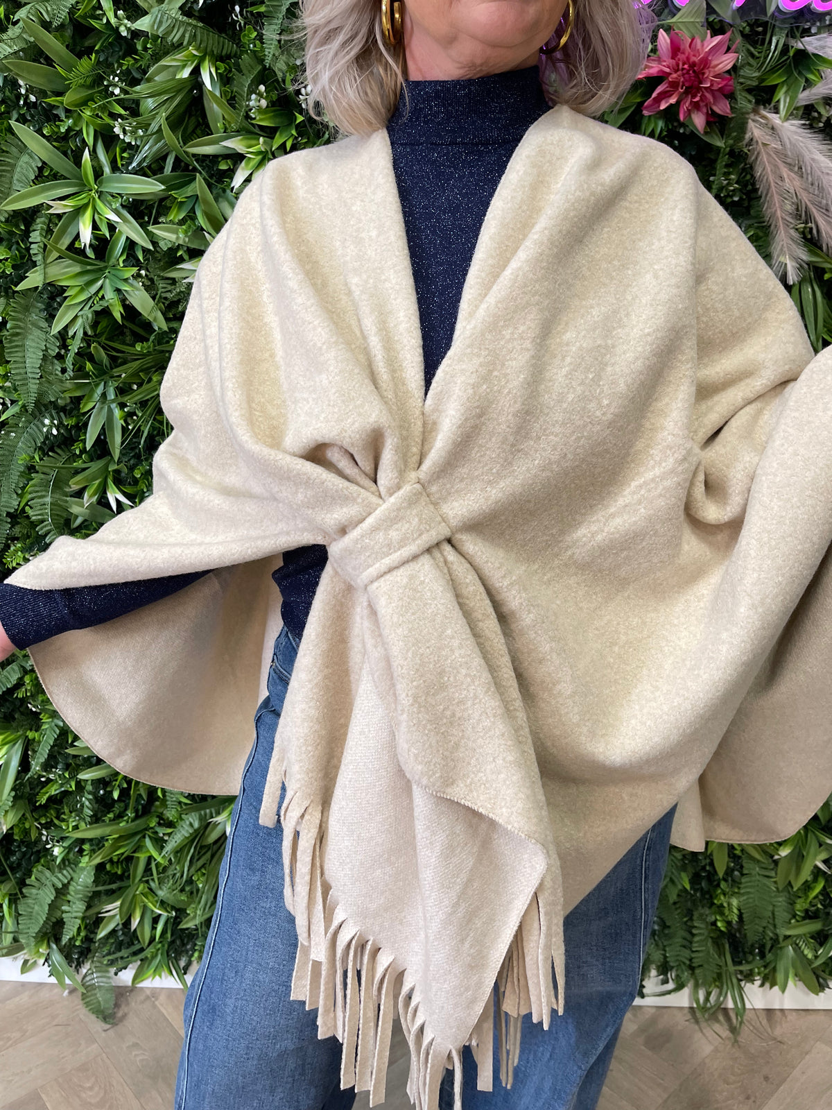 Poncho met franjes uni creme