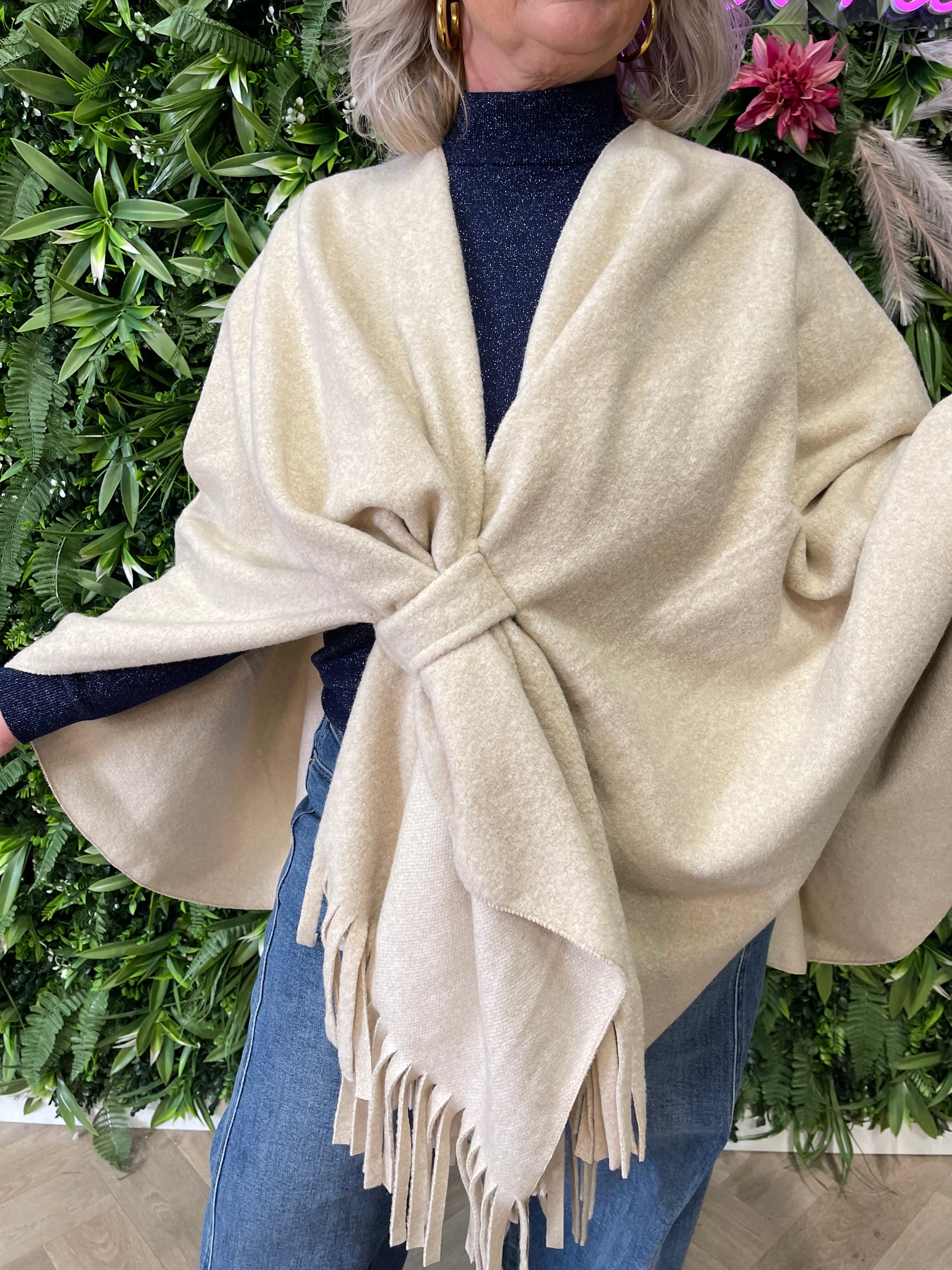 Poncho met franjes uni creme