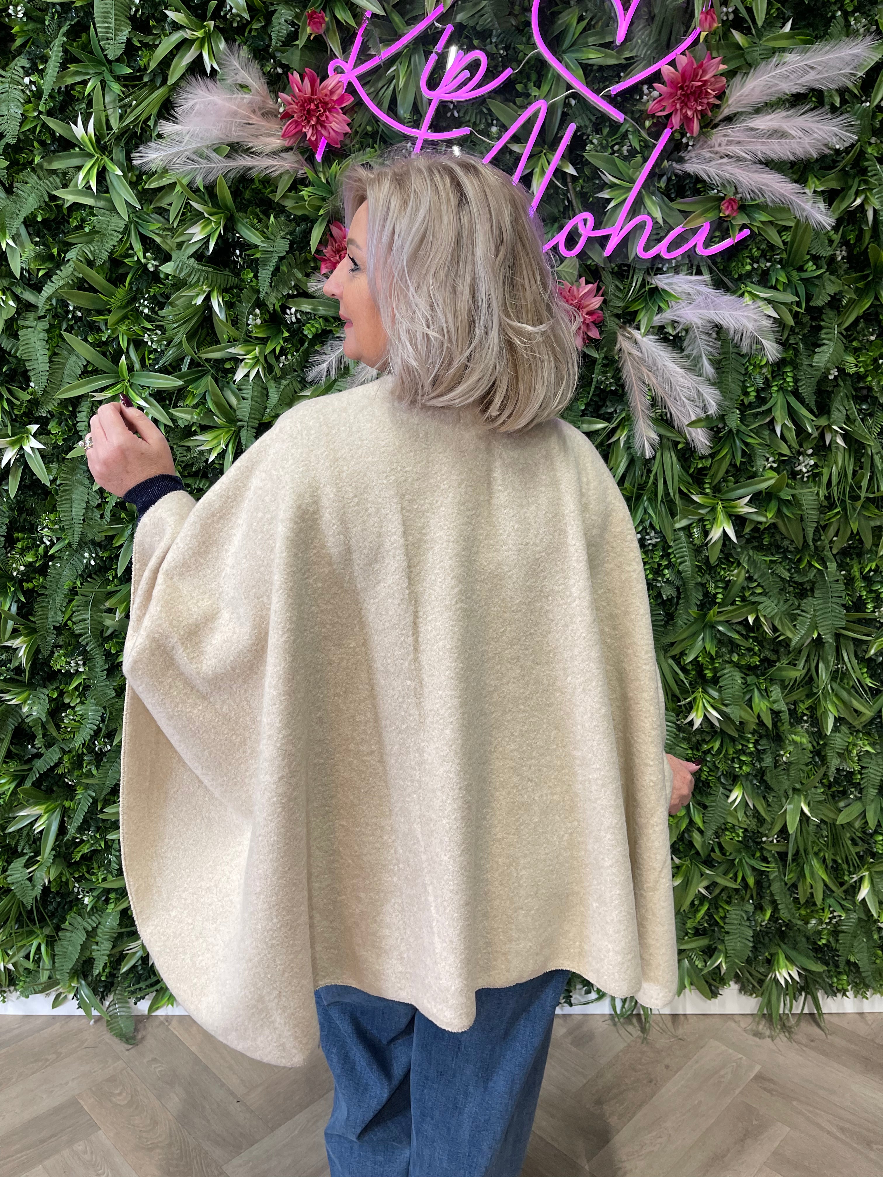 Poncho met franjes uni creme