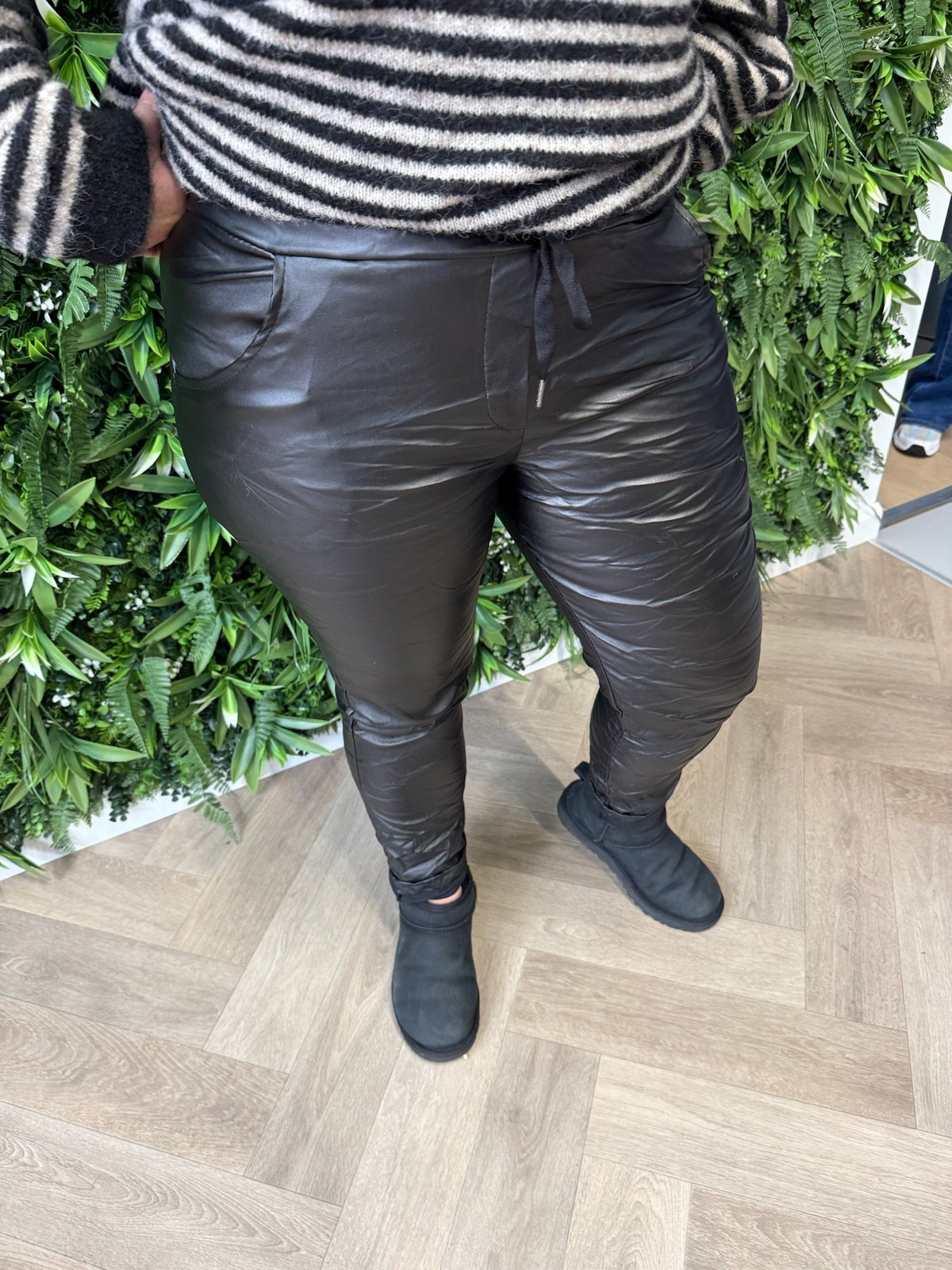 Stretchbroek leatherlook zwart