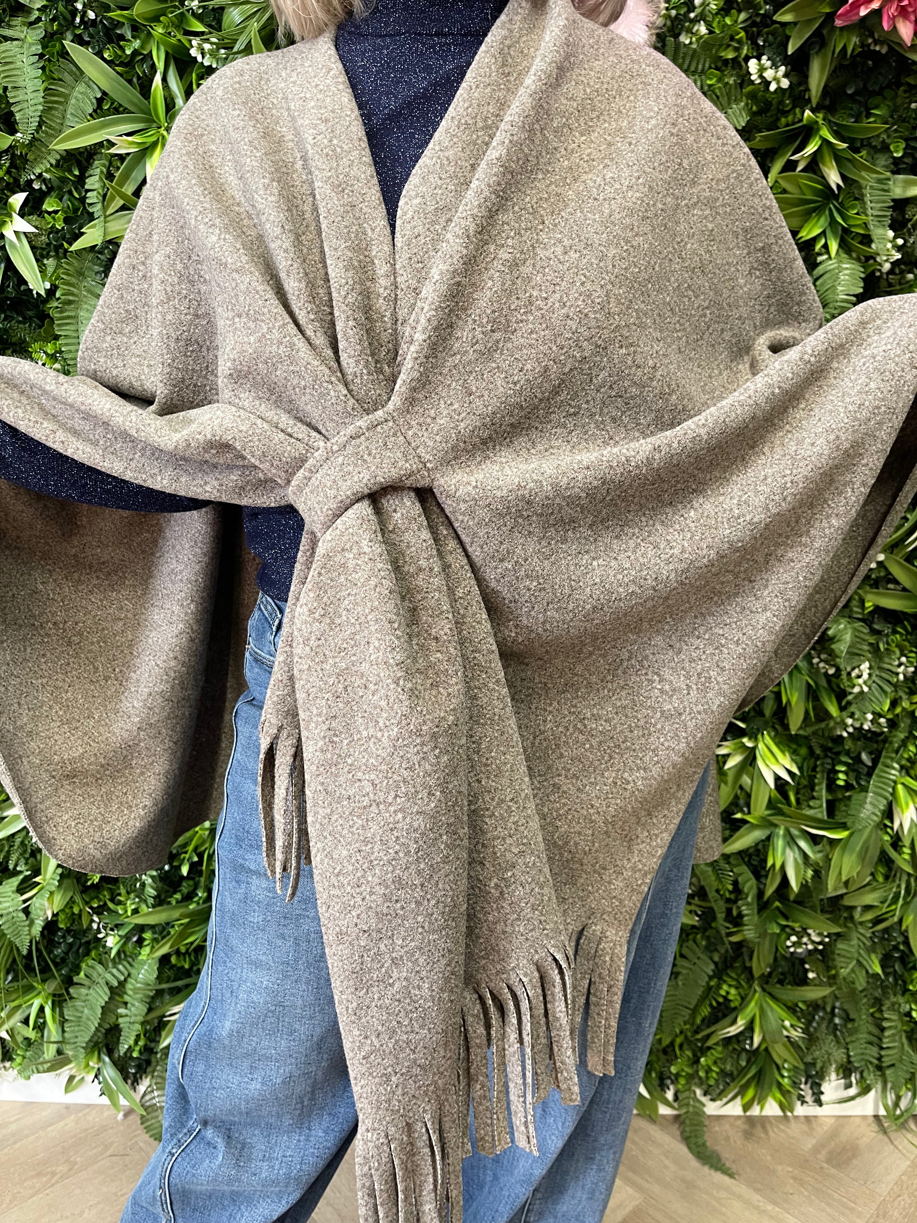 Poncho met franjes uni lichtbruin