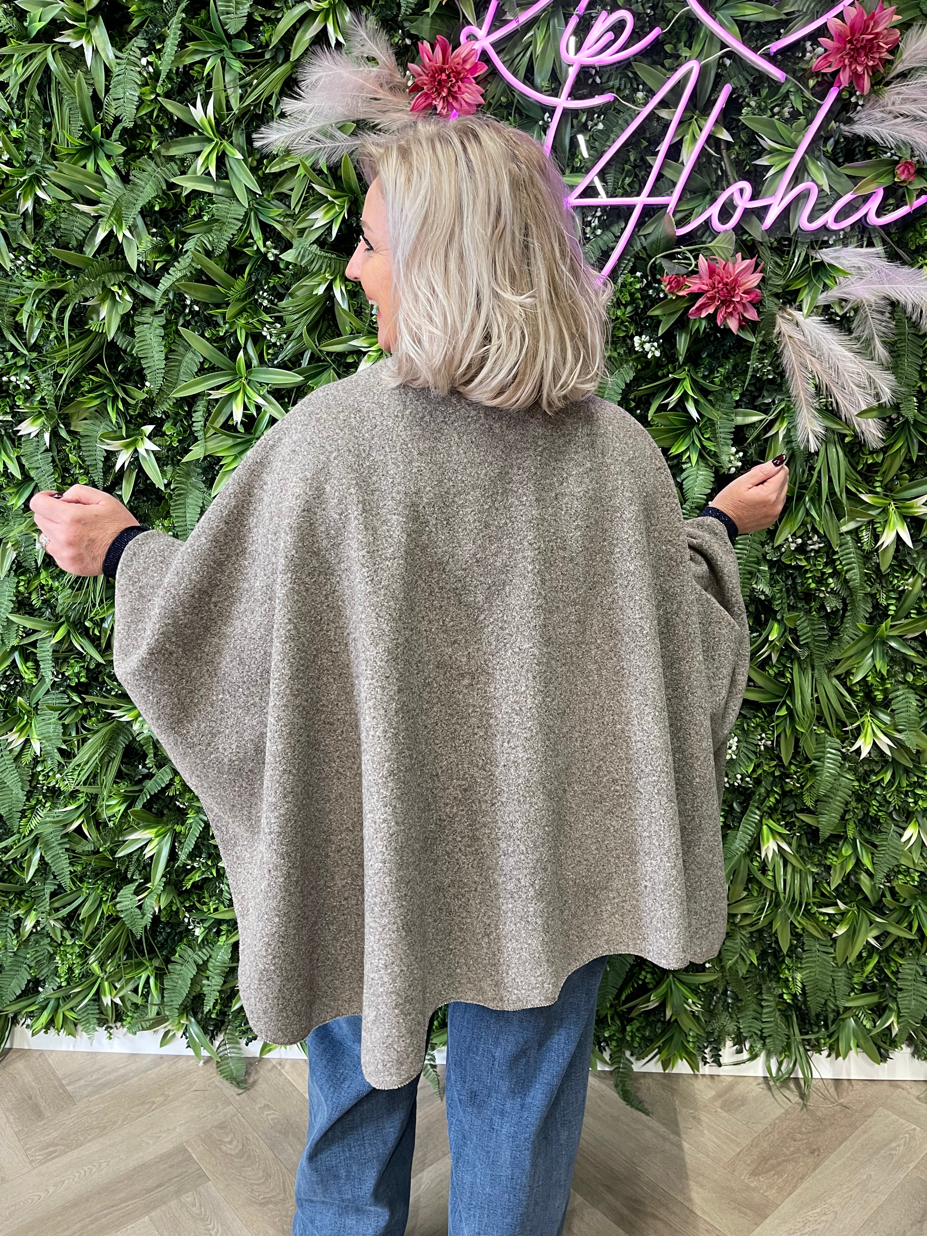 Poncho met franjes uni lichtbruin