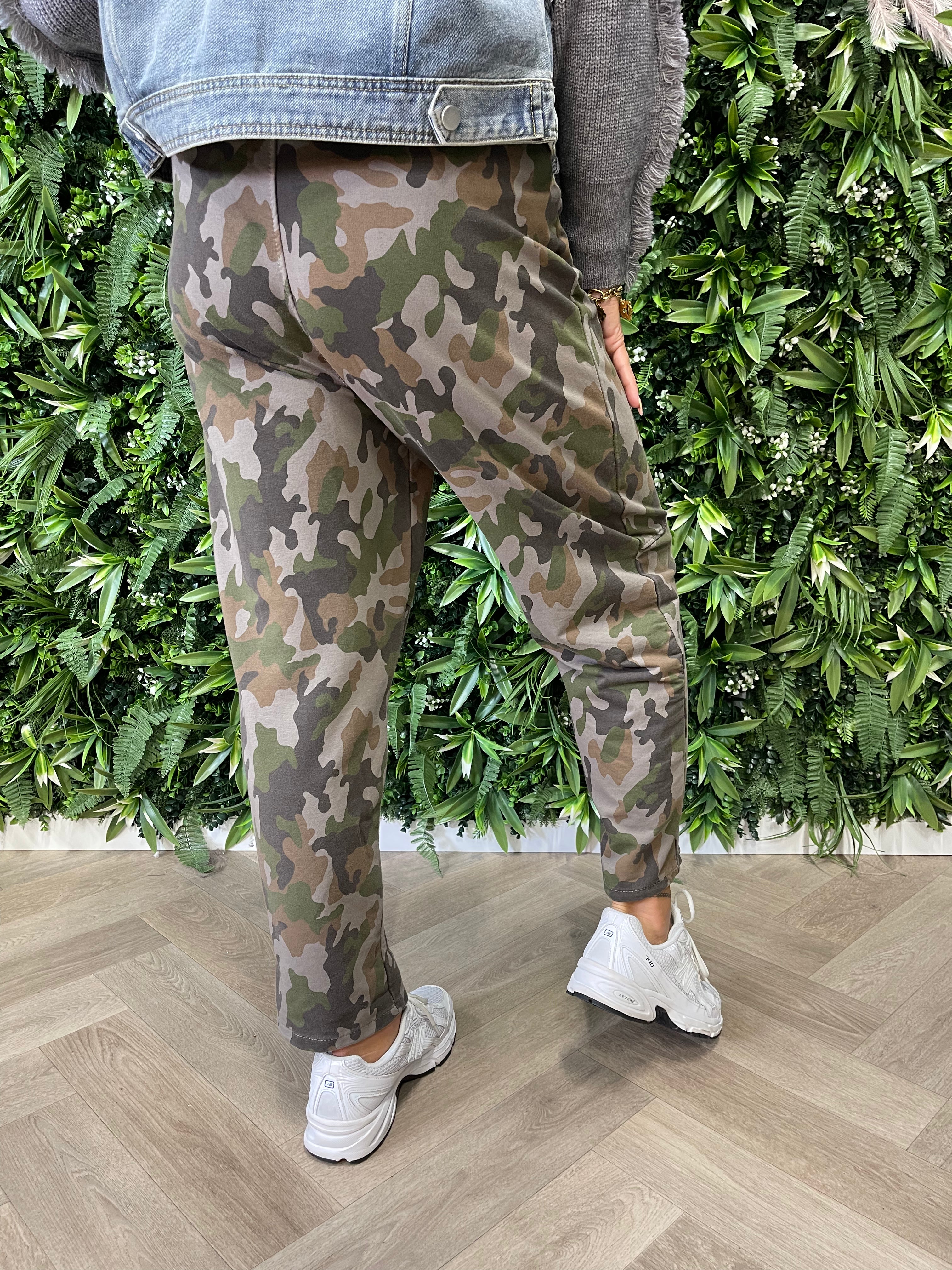 Jogger met naad armyprint bruin