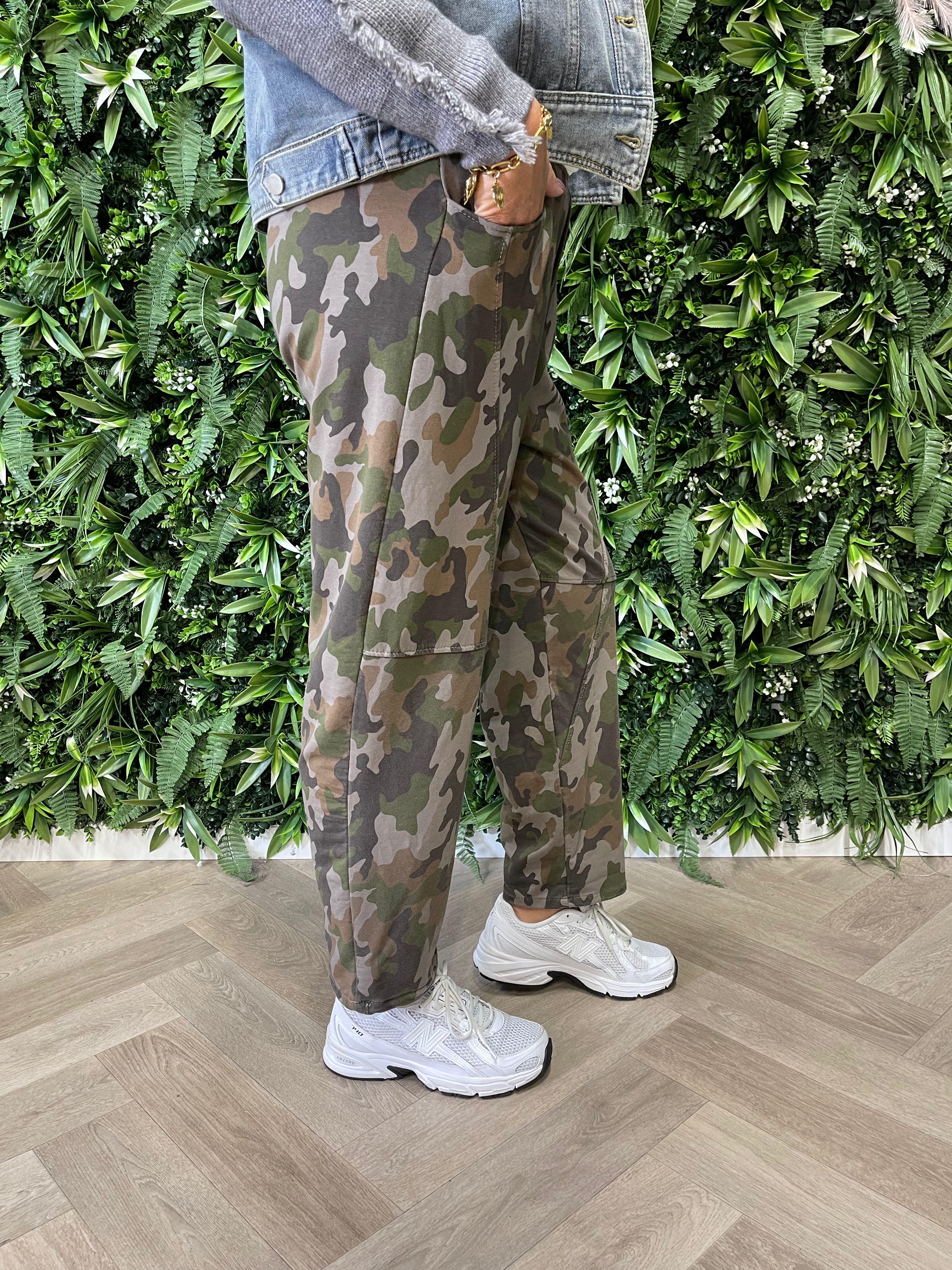 Jogger met naad armyprint bruin