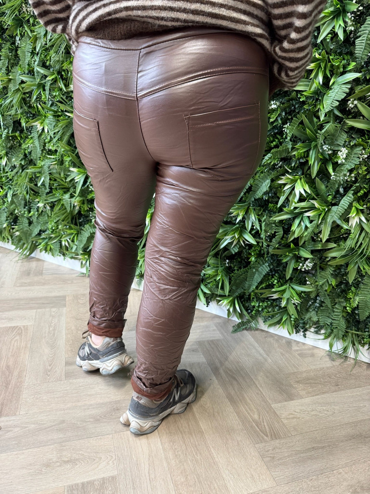 Stretchbroek leatherlook bruin