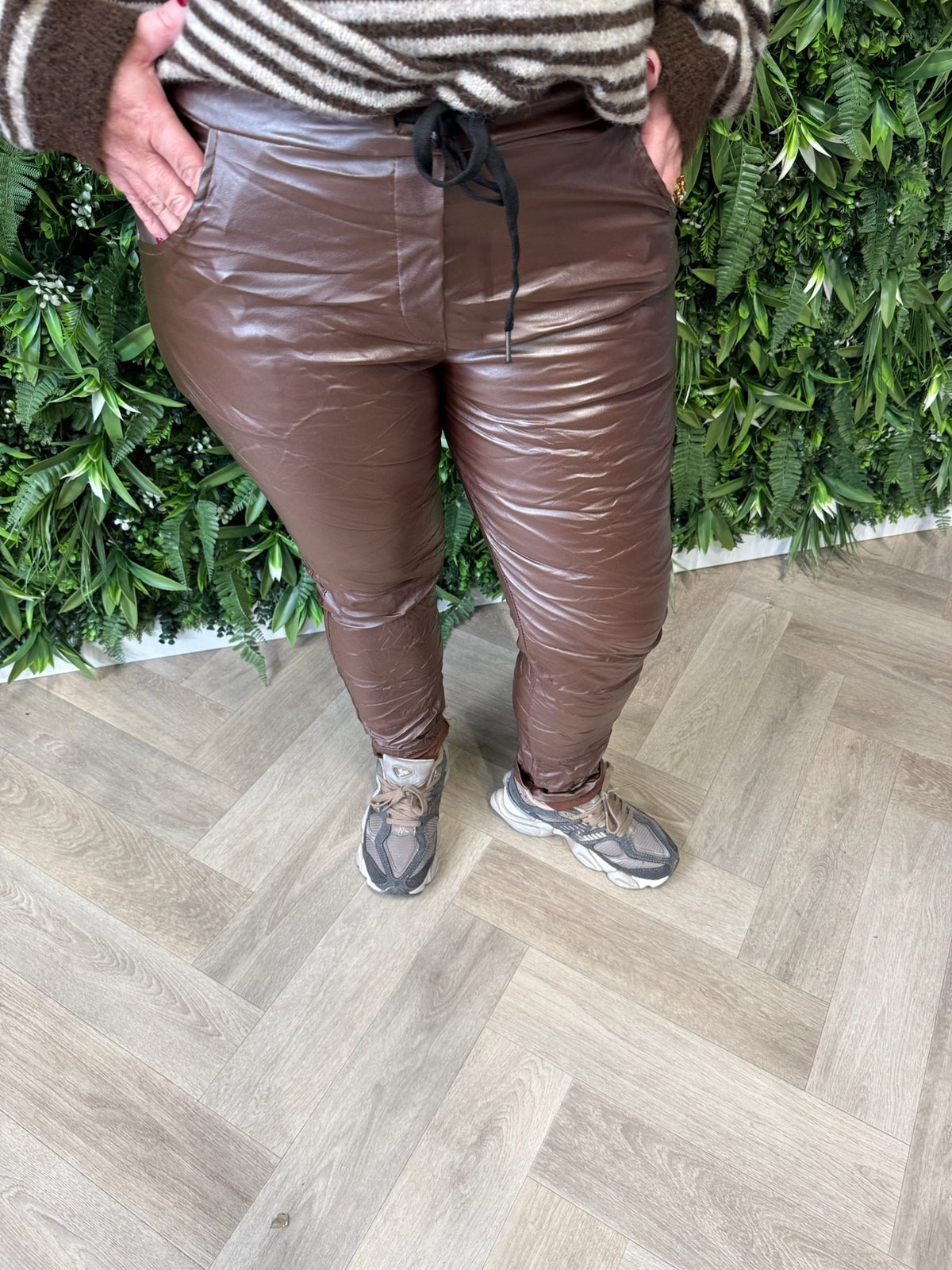 Stretchbroek leatherlook bruin