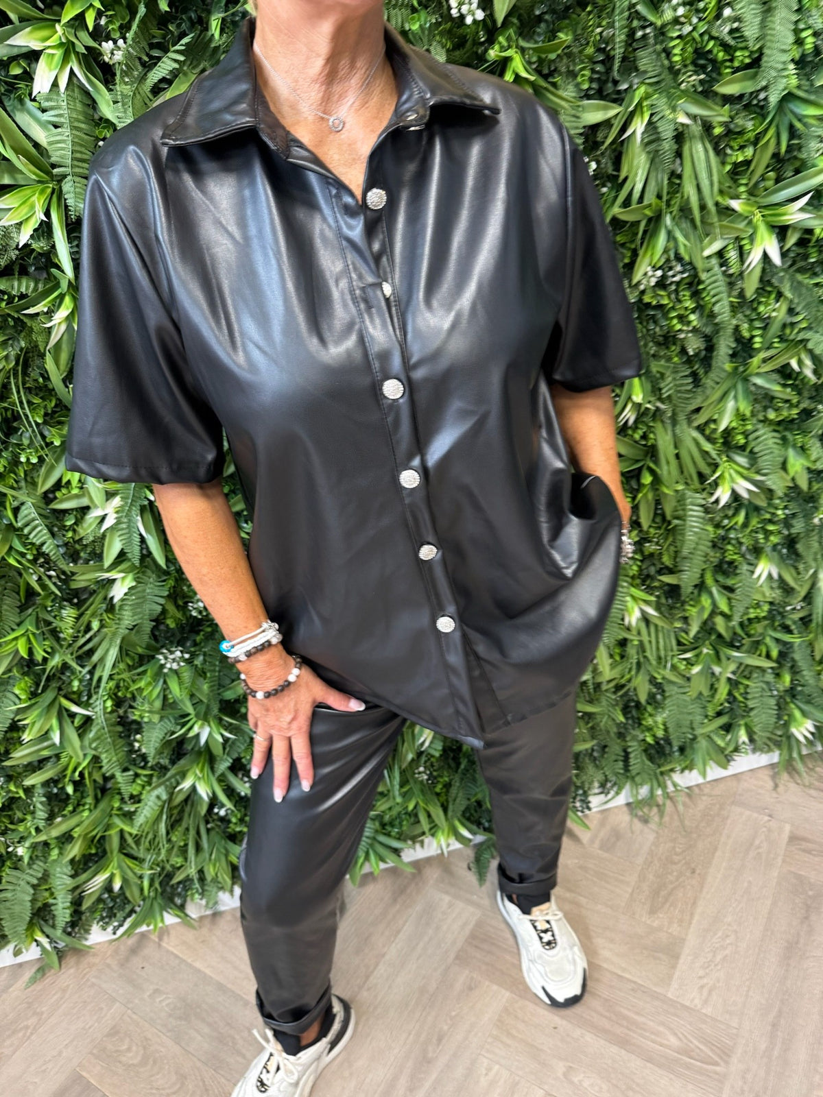 Tweedelig leatherlook set zwart