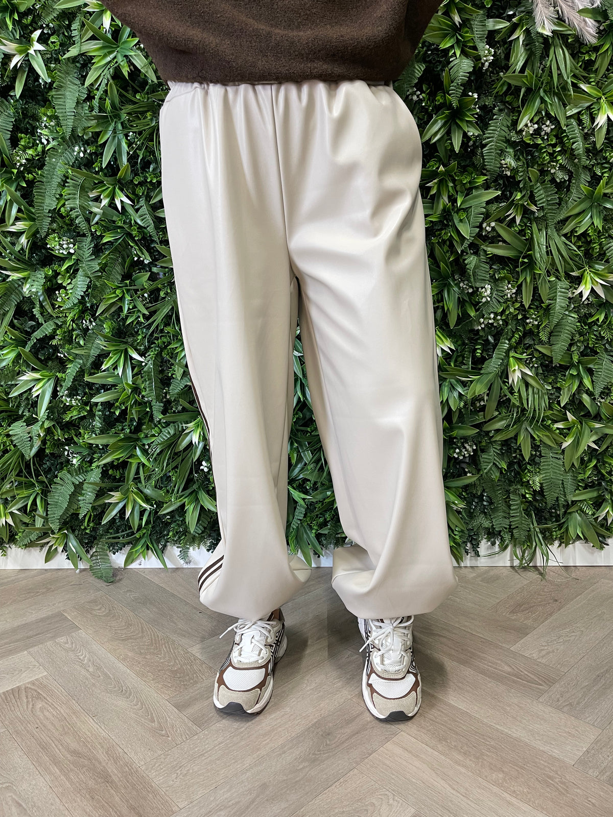 Leatherlook ballon broek met bies beige