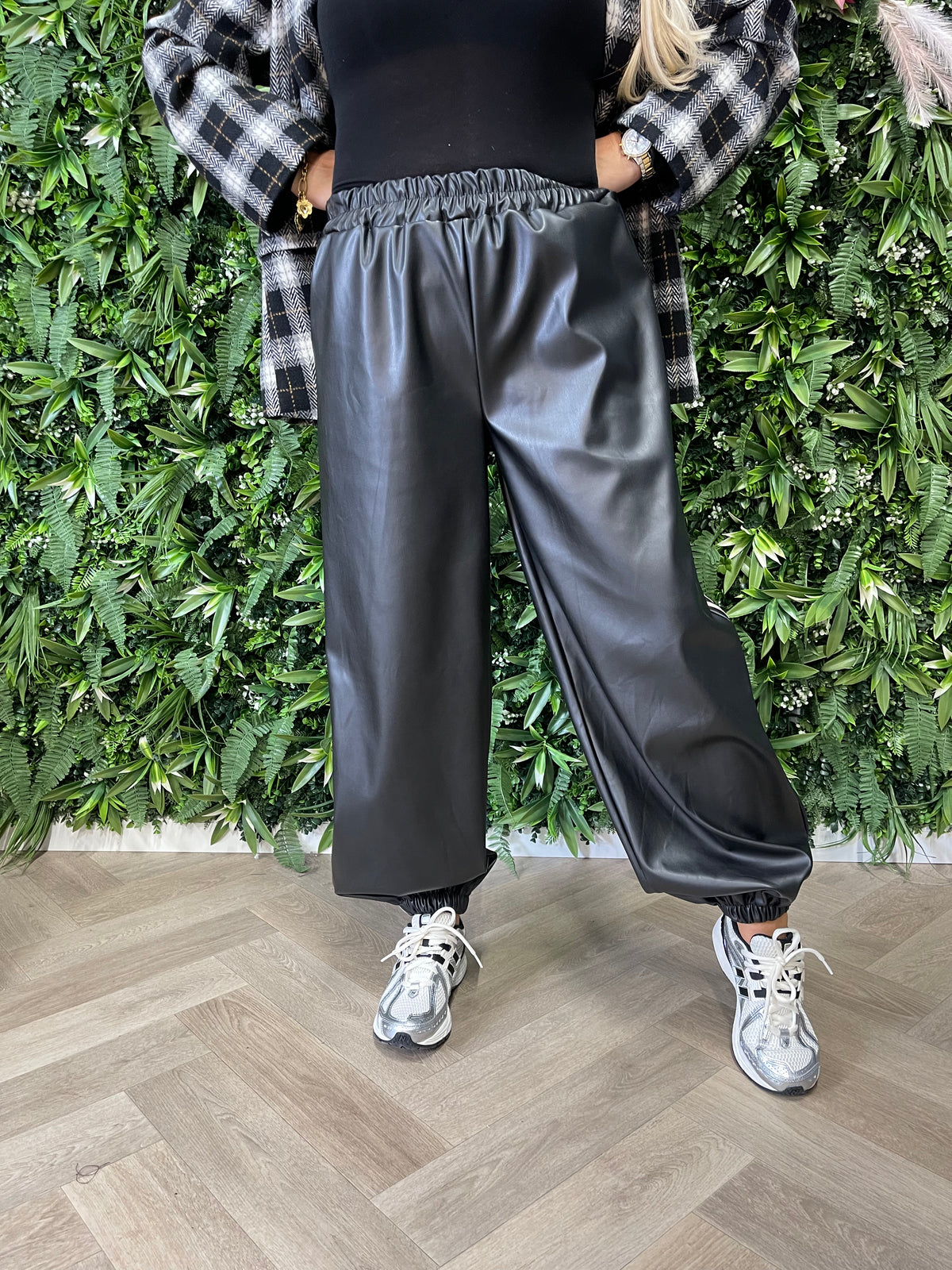 Leatherlook ballon broek met bies zwart