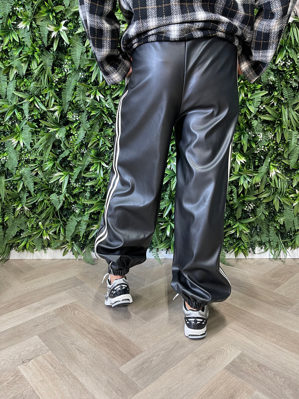 Leatherlook ballon broek met bies zwart
