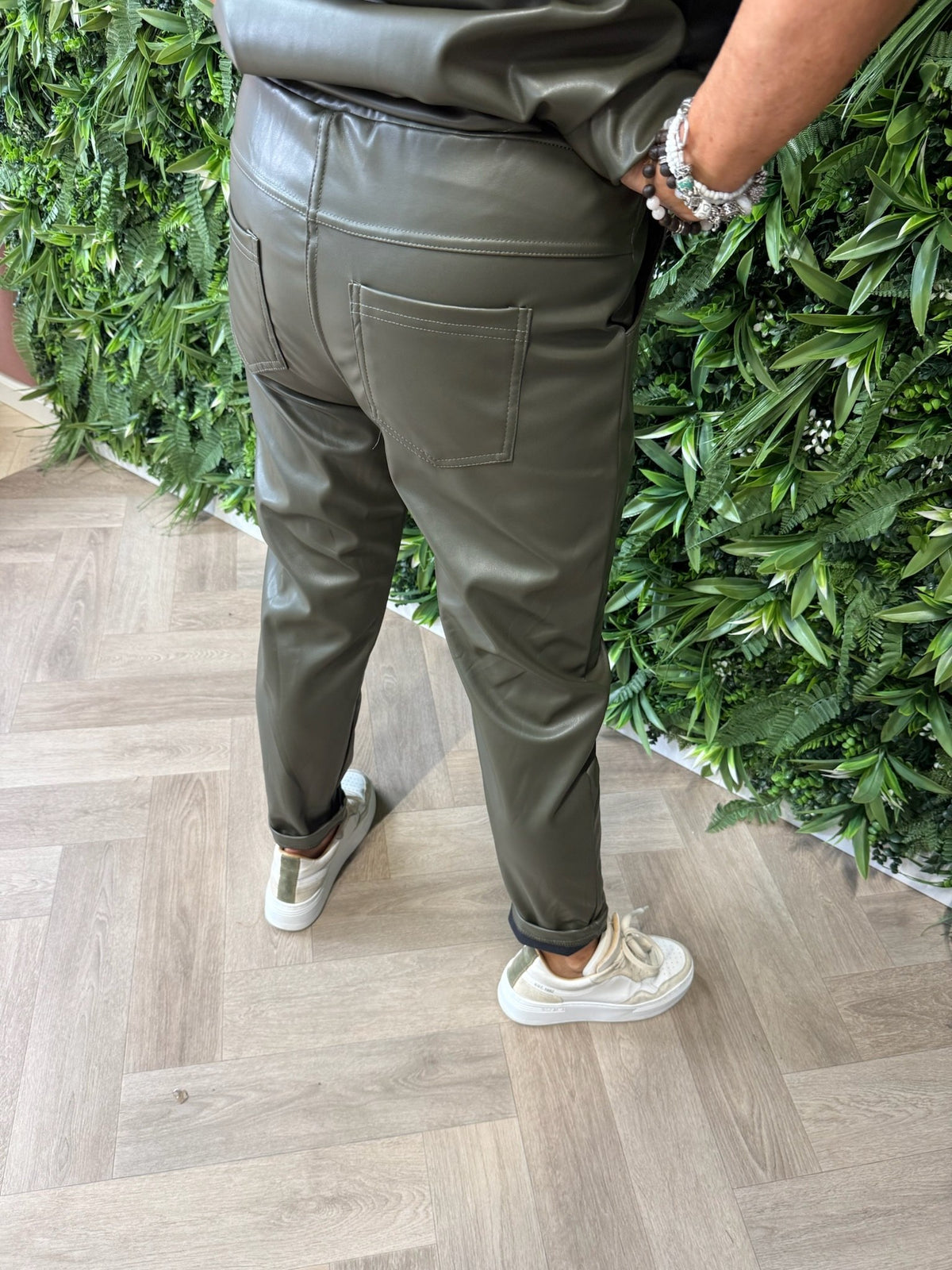 Tweedelig leatherlook set legergroen