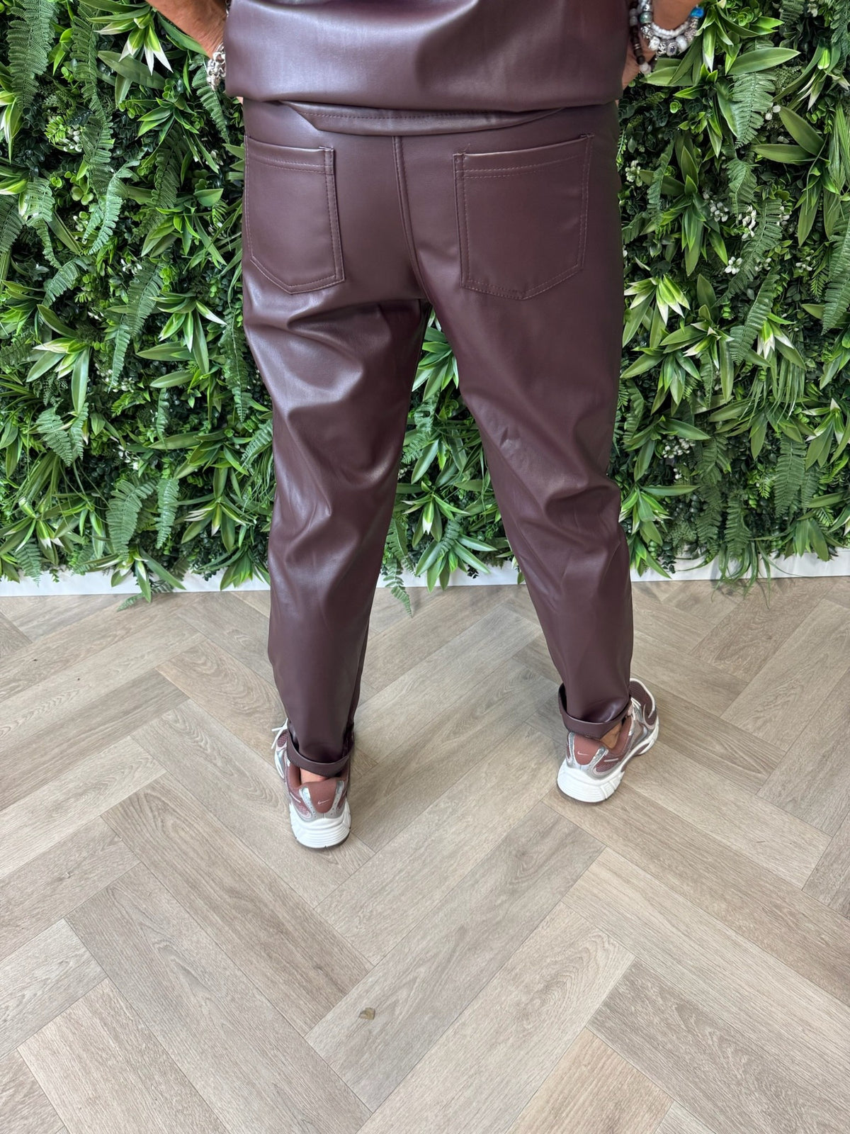 Tweedelig leatherlook set aubergine