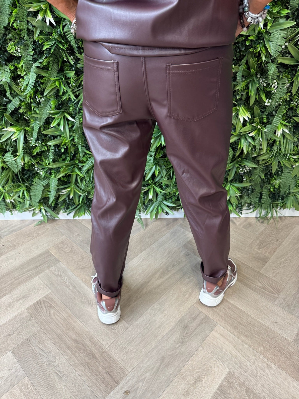 Tweedelig leatherlook set aubergine