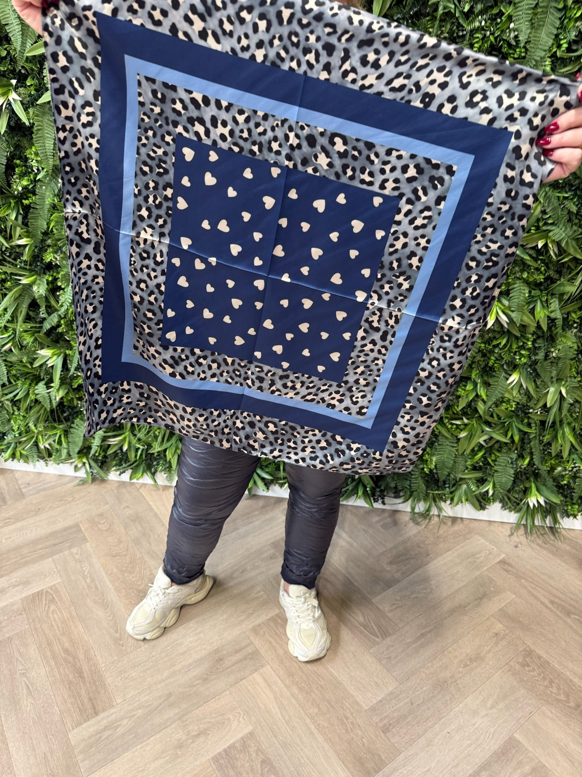 Kort sjaaltje panter hartjes marineblauw