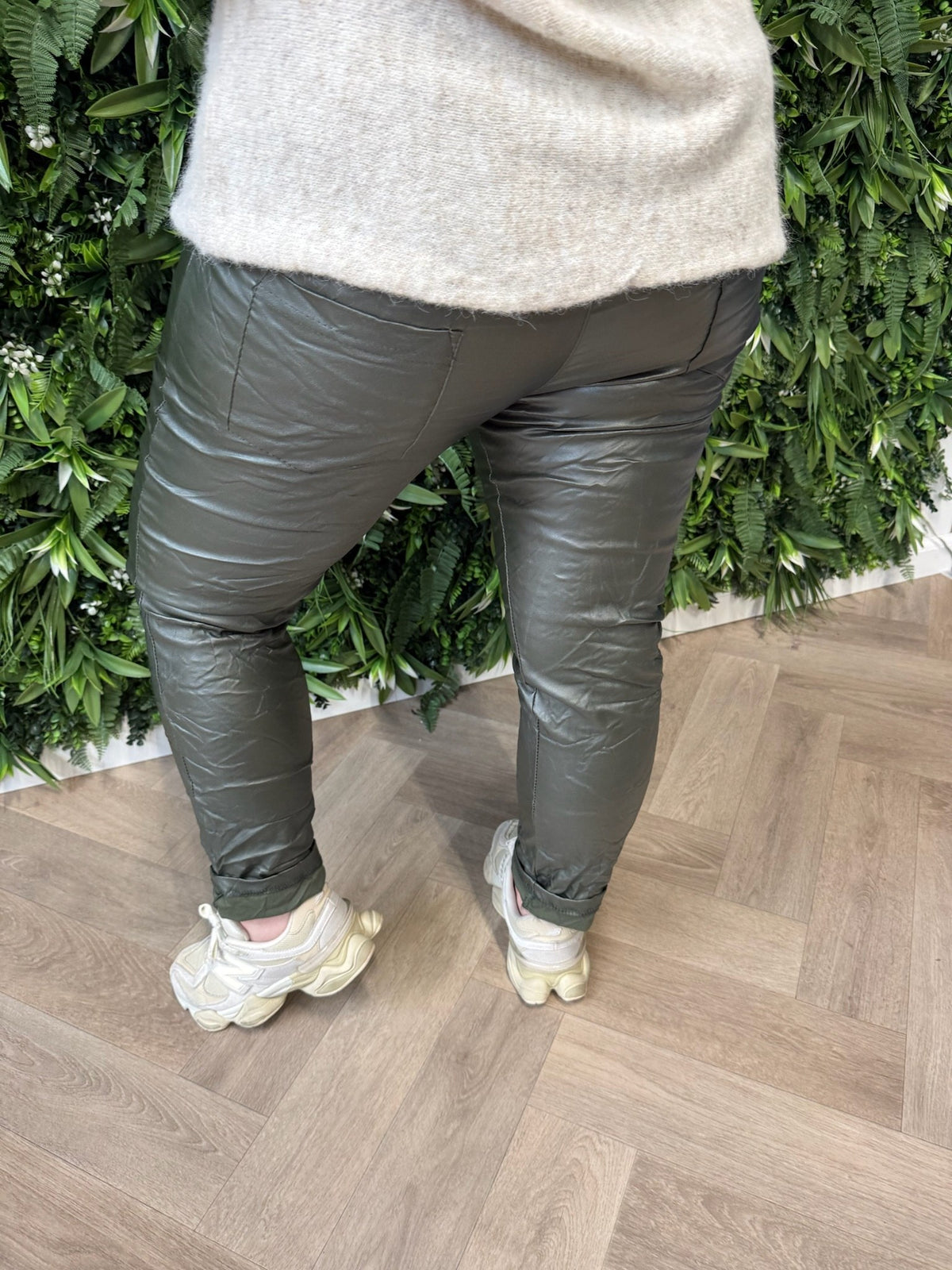 Stretchbroek leatherlook legergroen