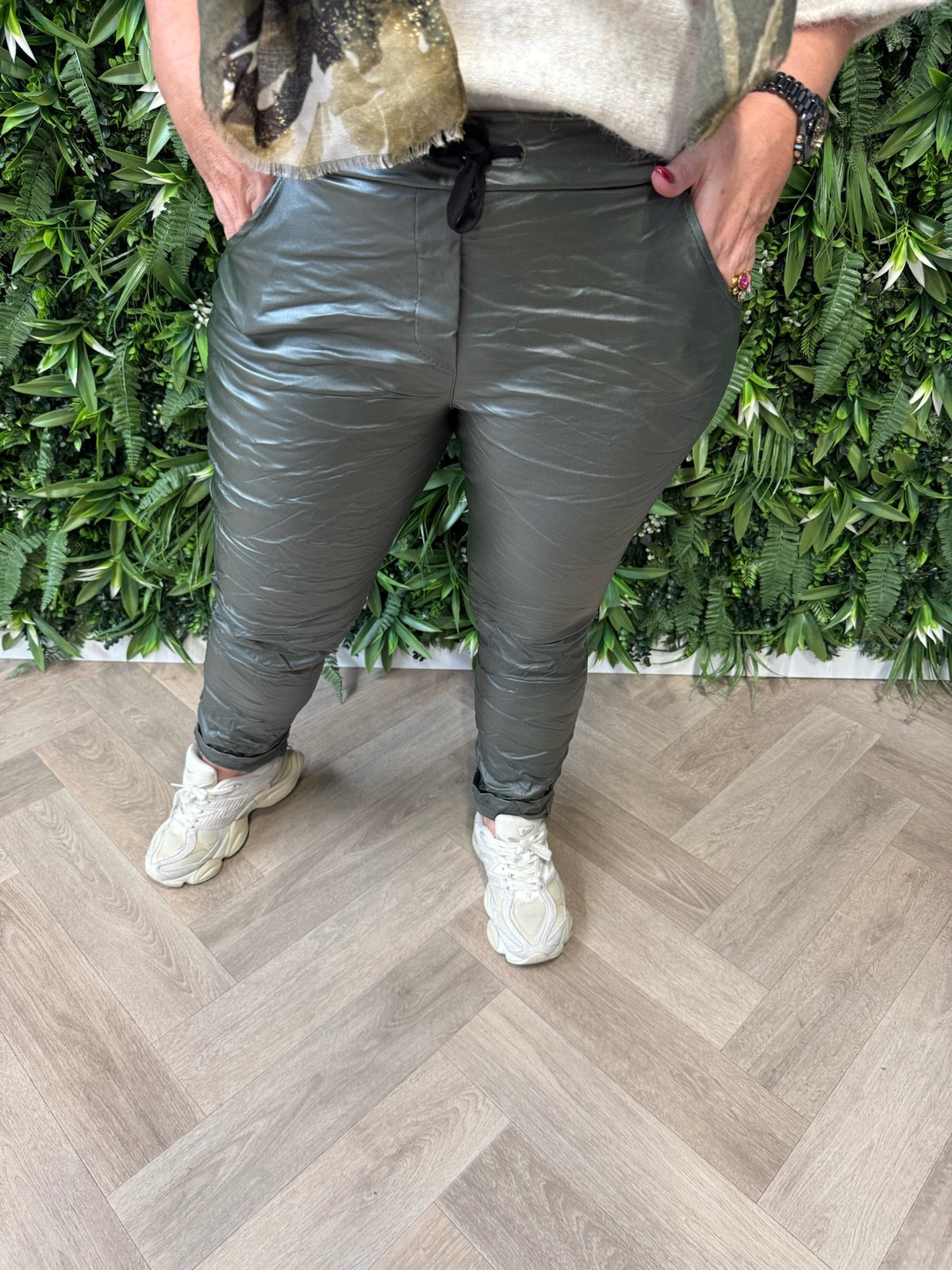 Stretchbroek leatherlook legergroen