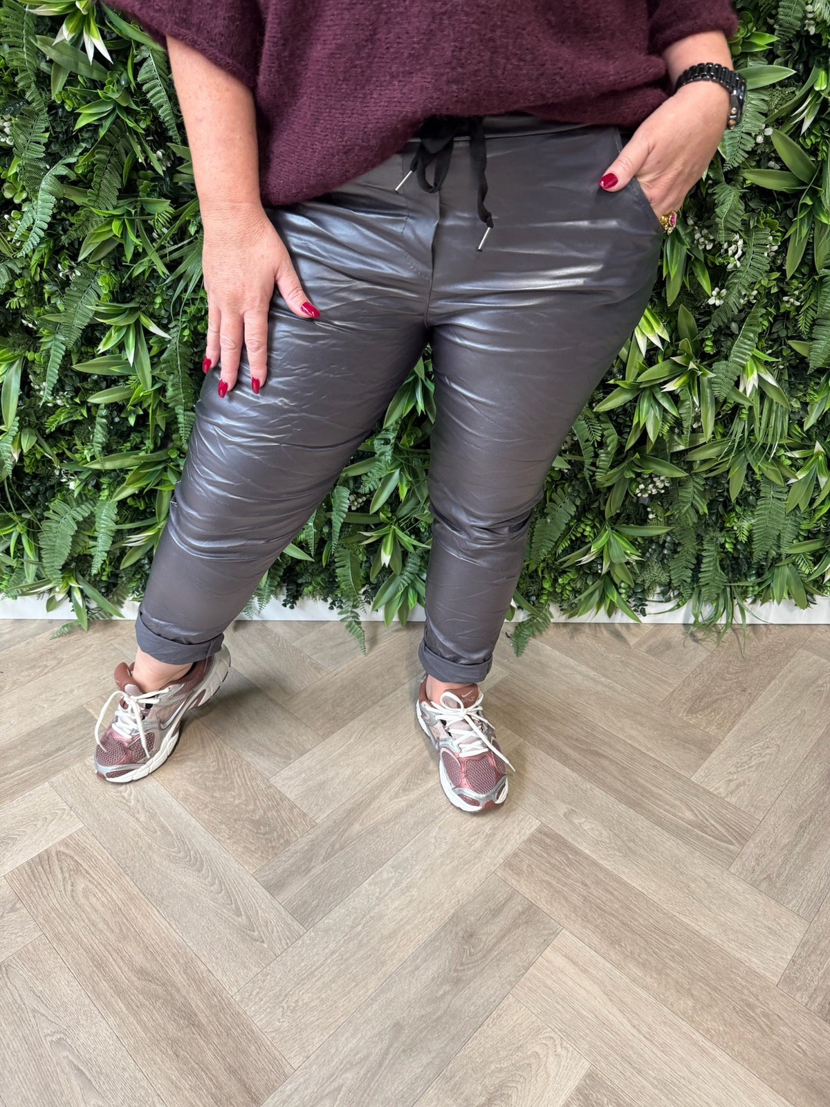Stretchbroek leatherlook antraciet