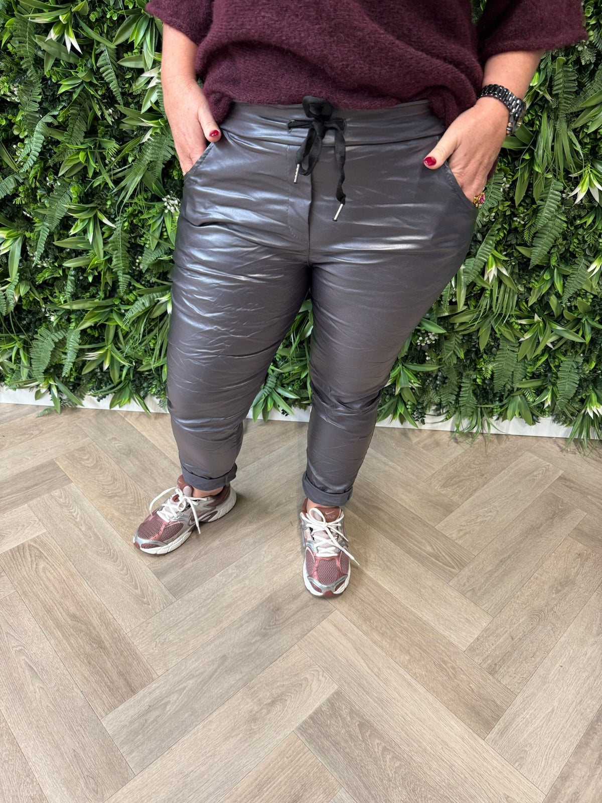 Stretchbroek leatherlook antraciet