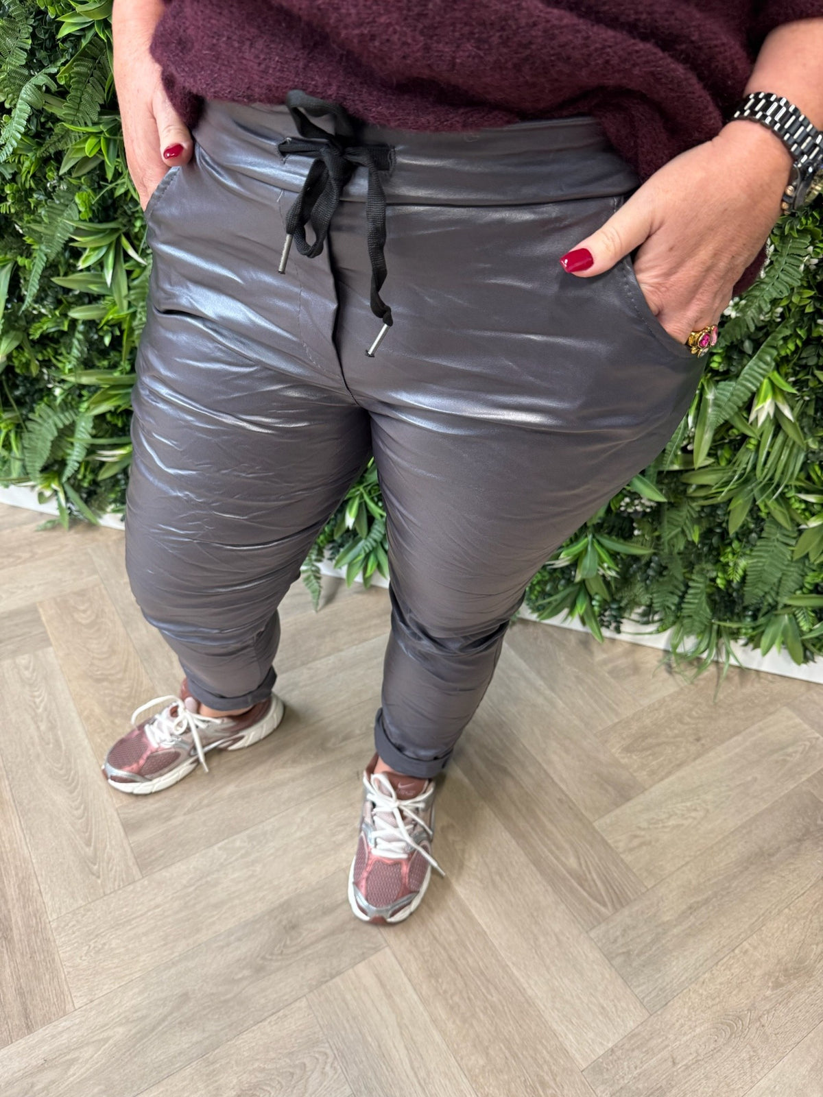 Stretchbroek leatherlook antraciet
