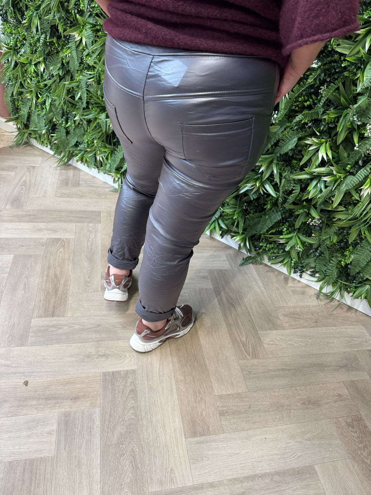 Stretchbroek leatherlook antraciet