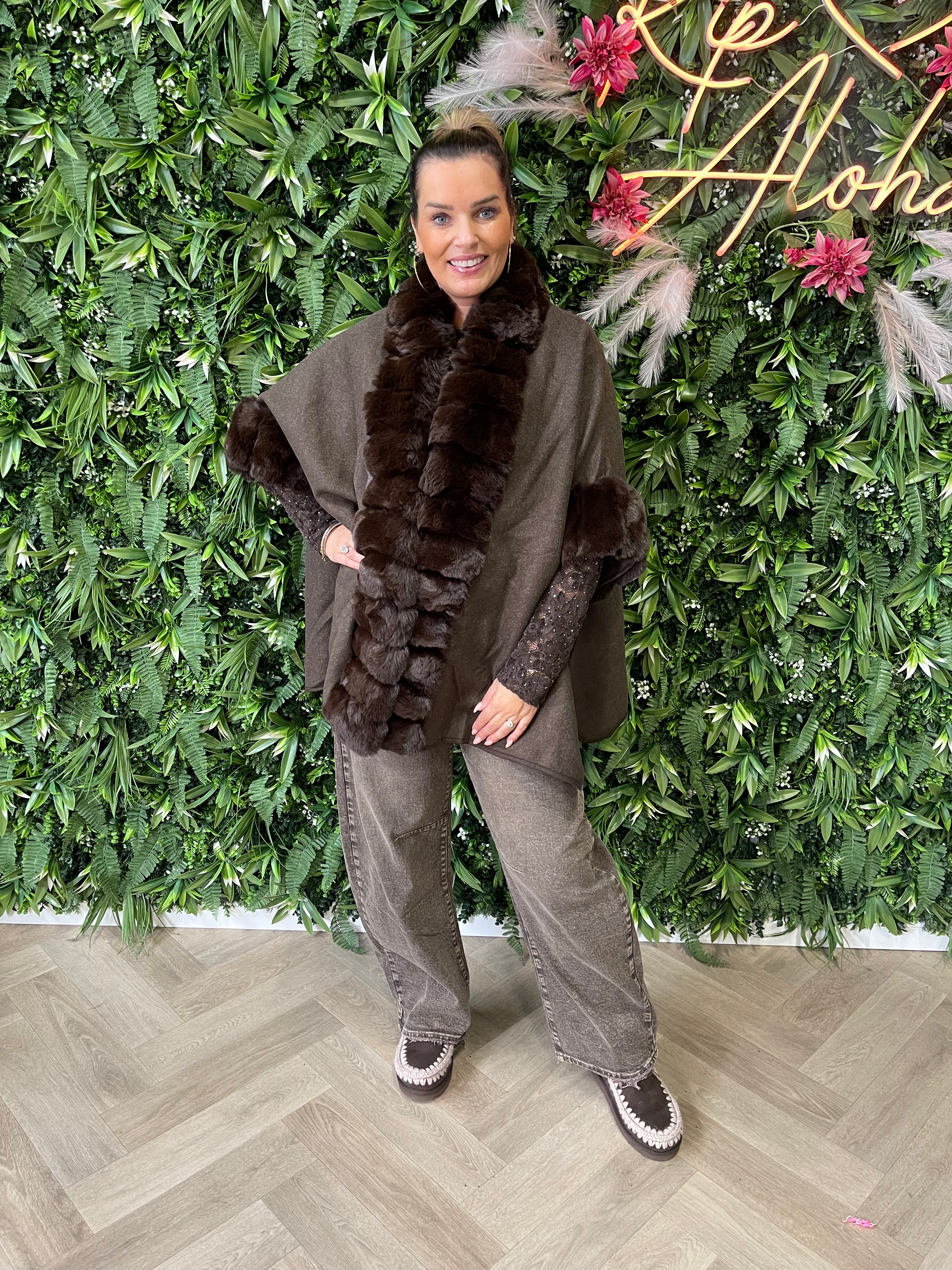 Poncho faux fur details donkerbruin