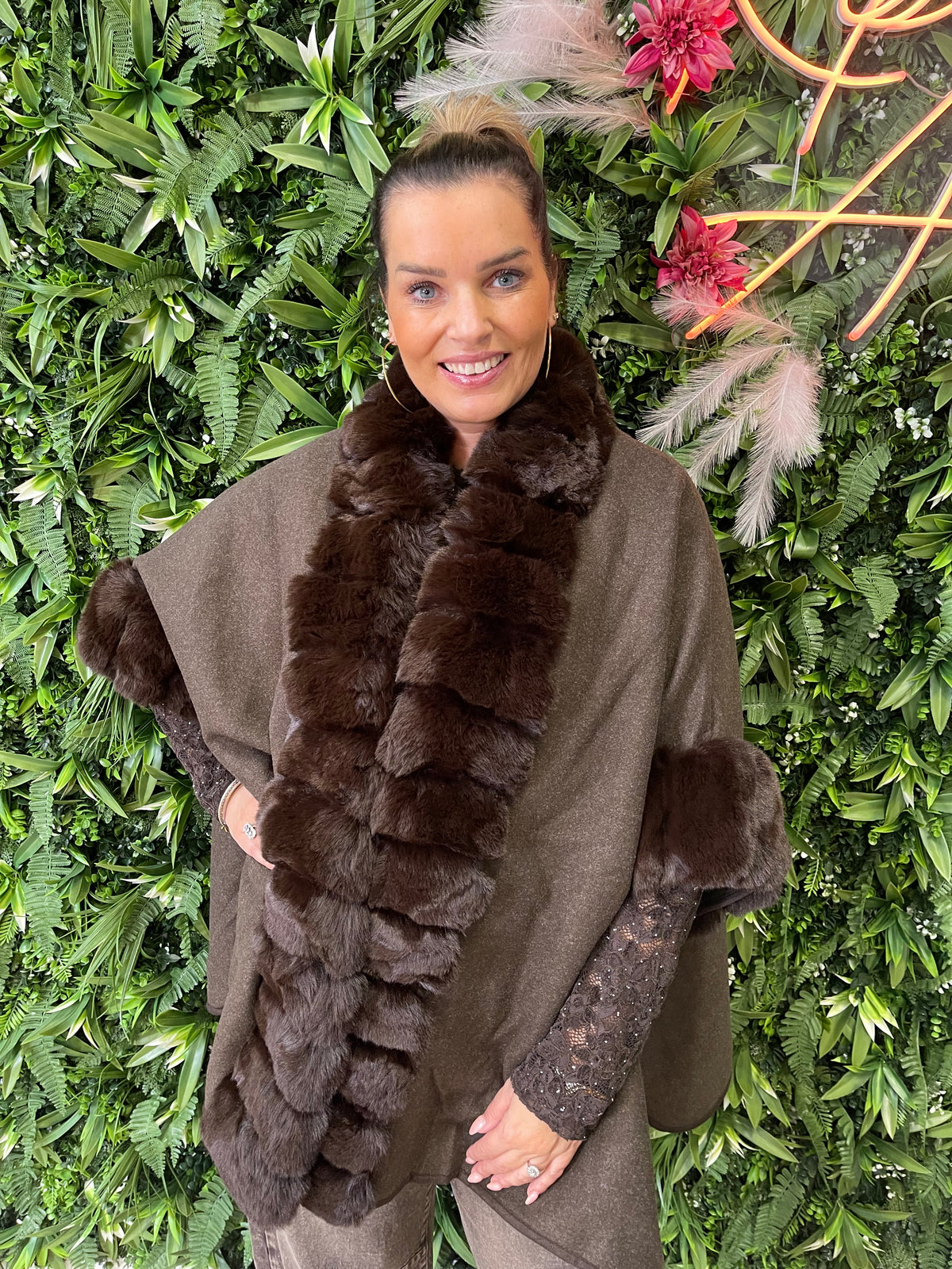 Poncho faux fur details donkerbruin