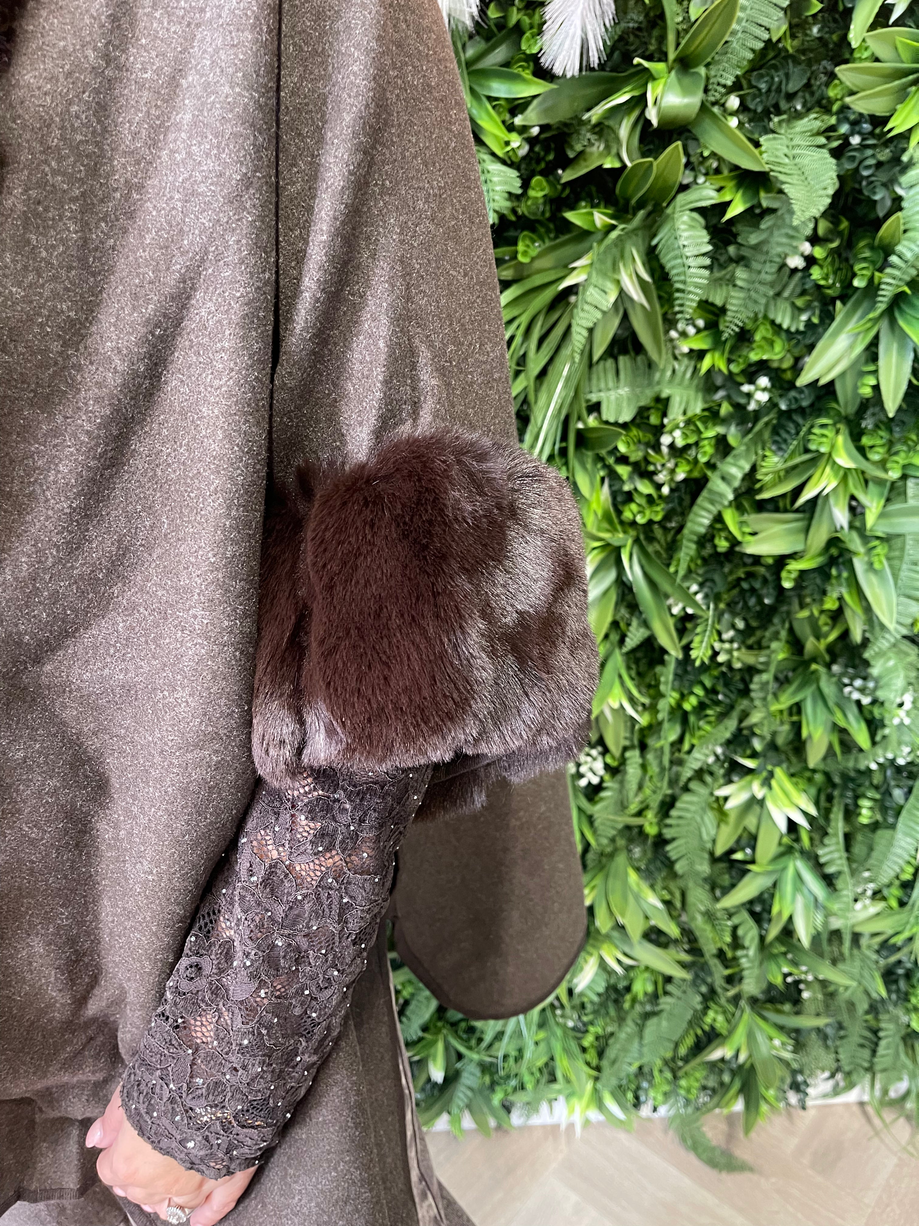 Poncho faux fur details donkerbruin